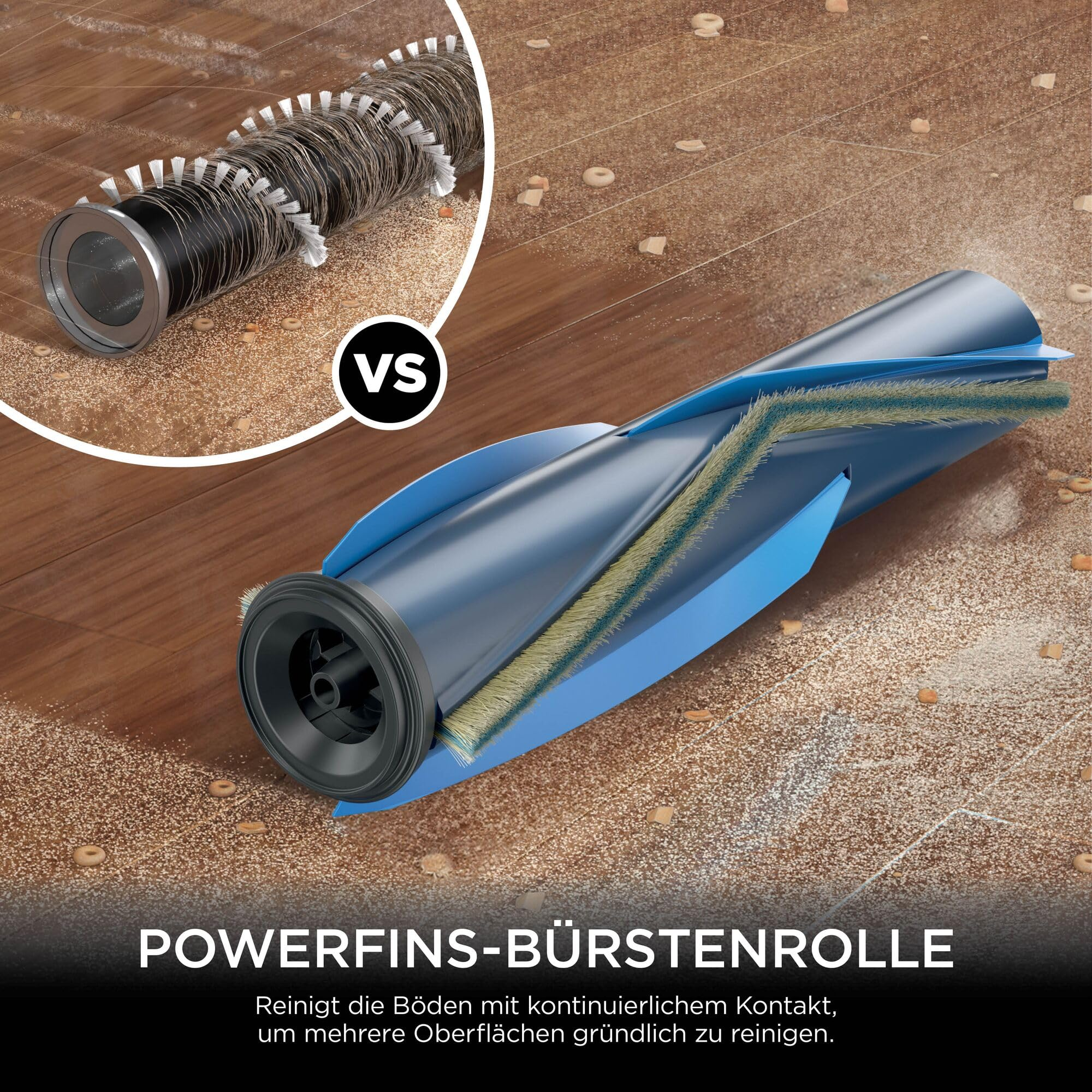 Vergleich zweier Bürstenrollen: Eine herkömmliche verhedderte Rolle und eine saubere Powerfins-Bürstenrolle auf dem Boden.