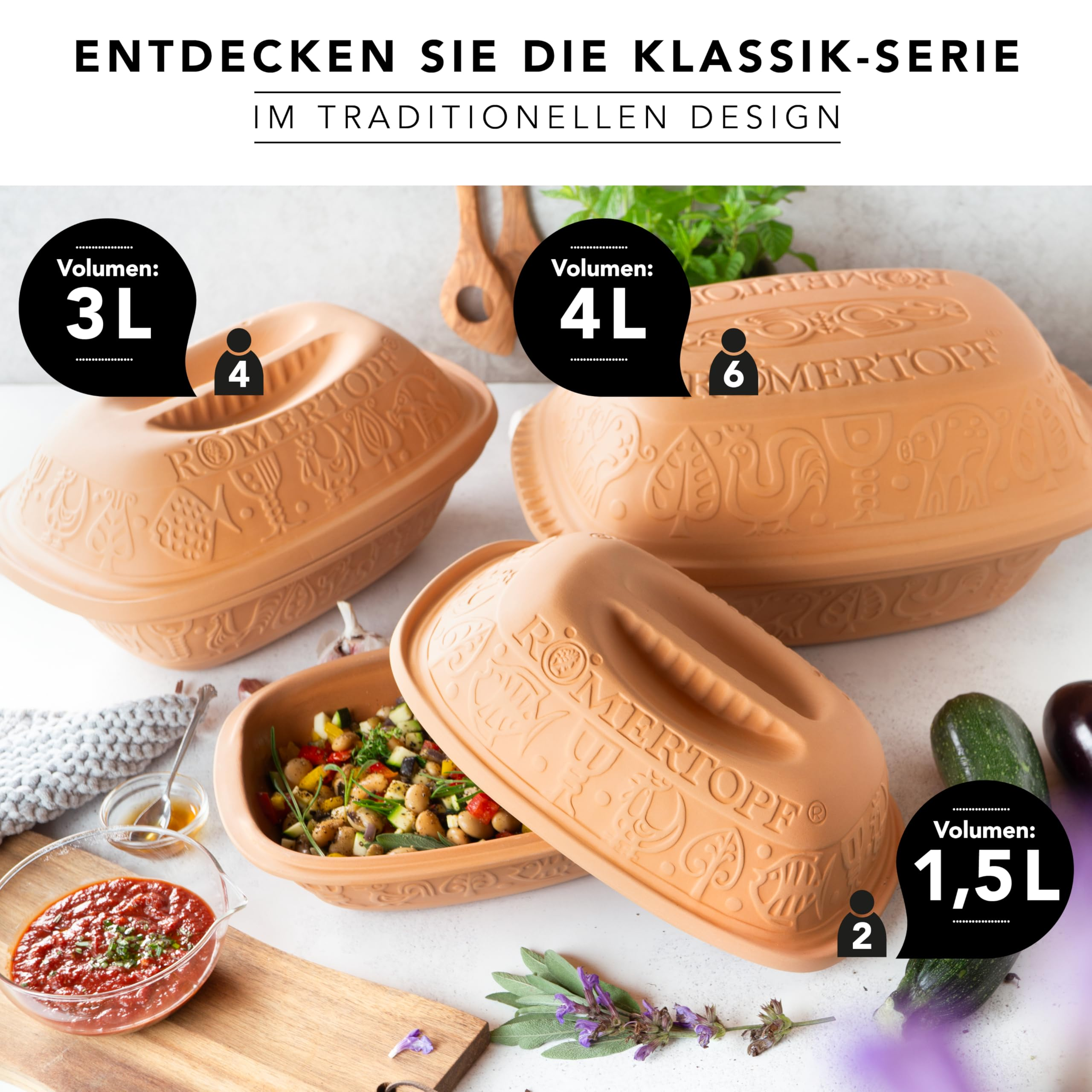 Trois pots en argile avec des motifs en relief et des couvercles assortis de différentes tailles avec des volumes.