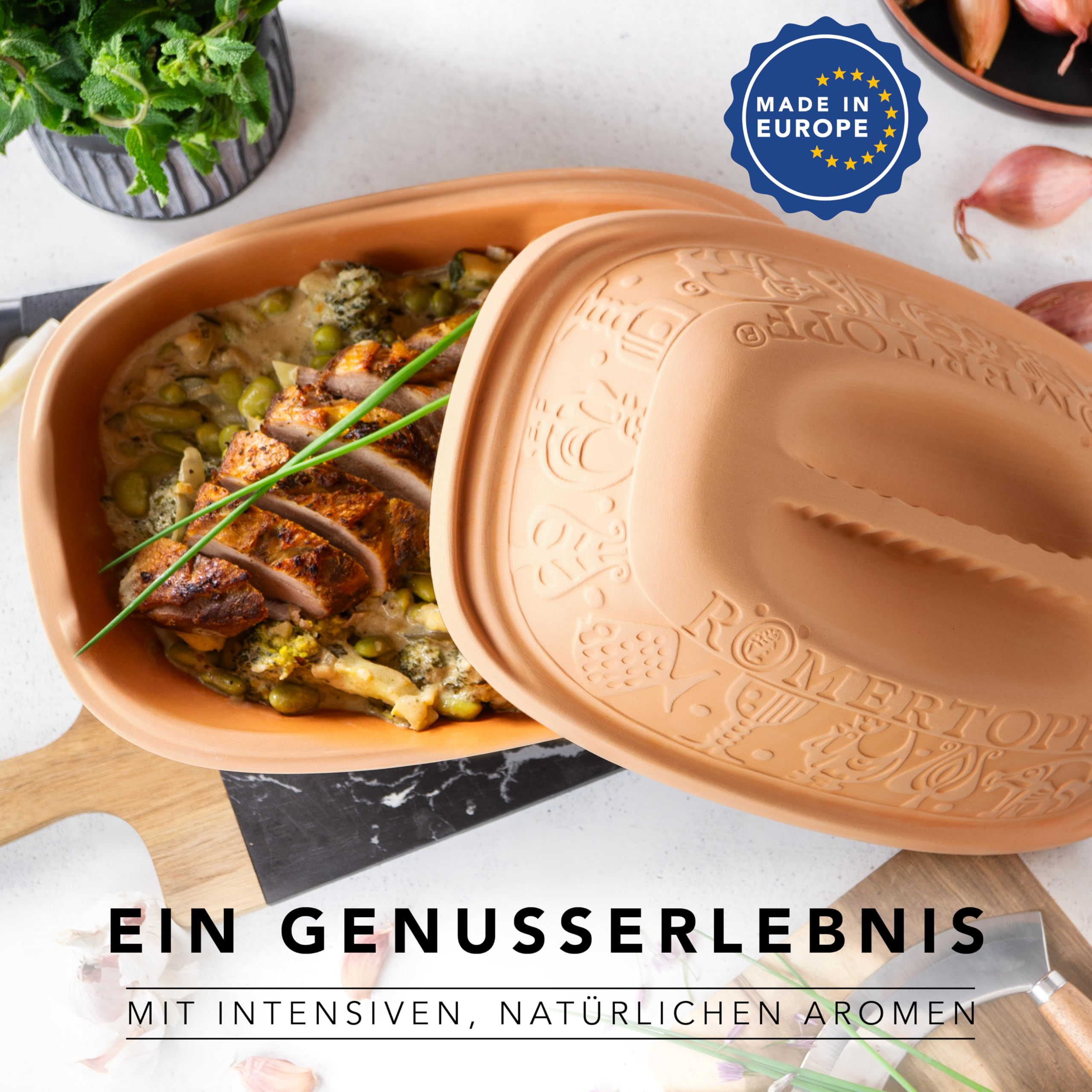Une cocotte en terre cuite avec du poulet, des légumes et des herbes.