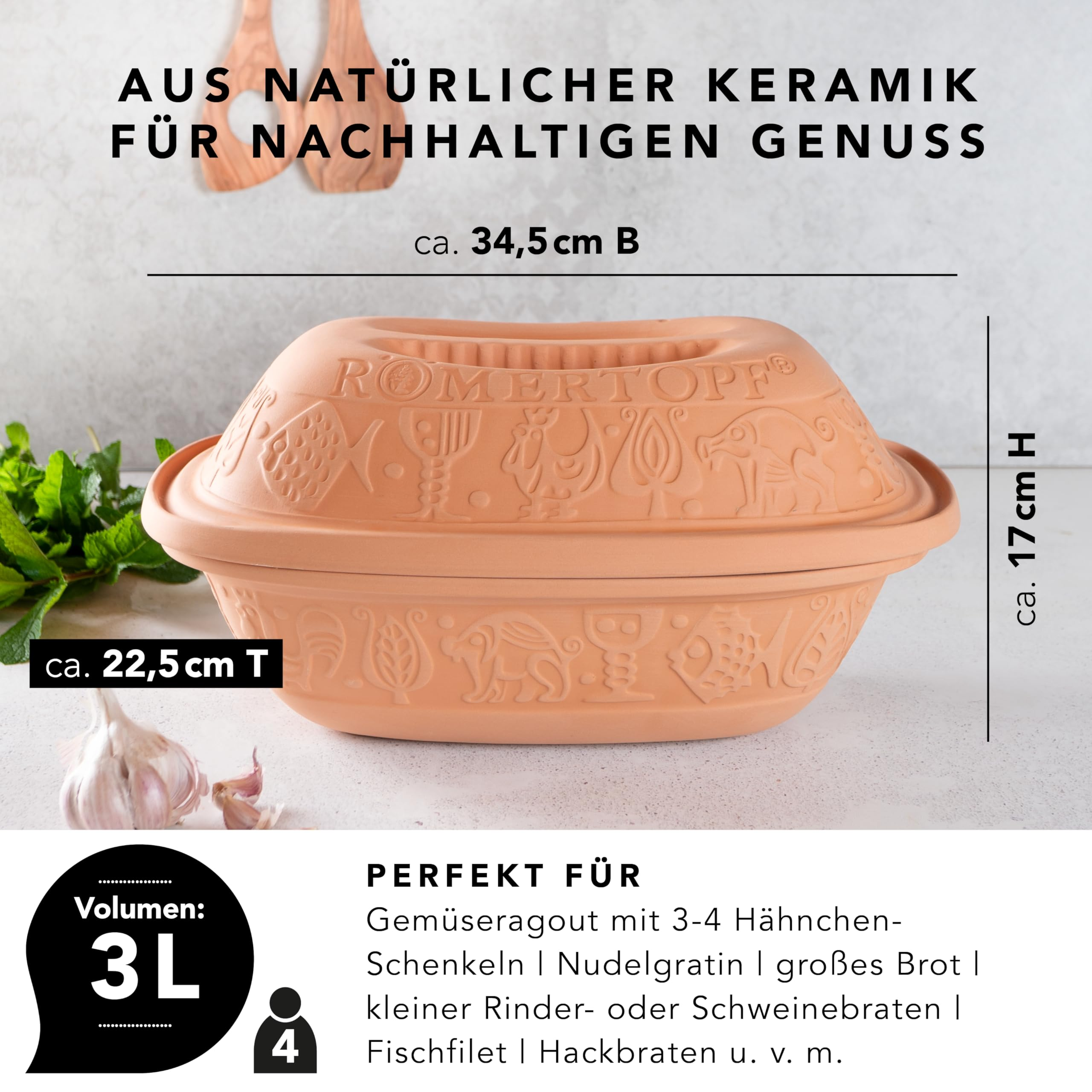 Une cocotte en terre cuite Romertopf avec des motifs en relief, de l'ail et de la menthe.