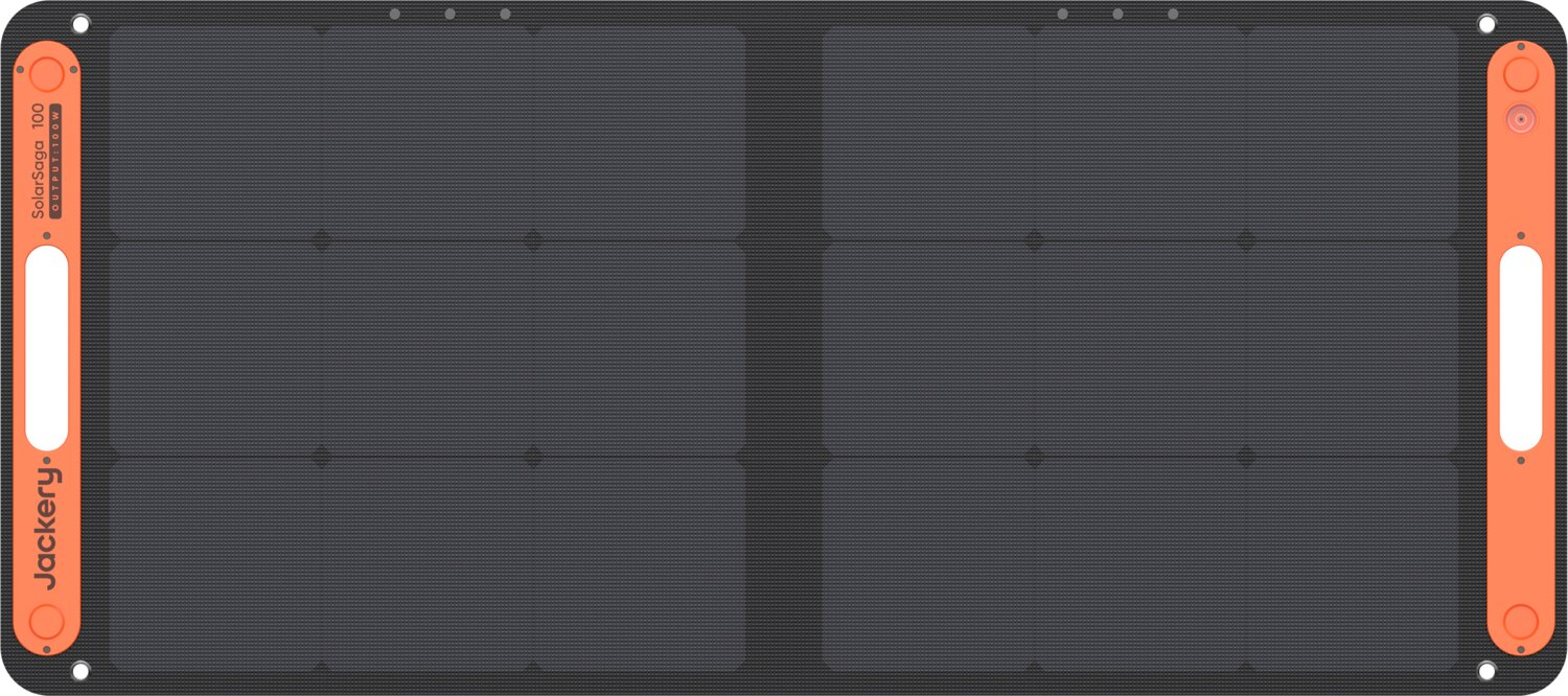 Ein tragbares schwarzes Jackery SolarSaga 100 Solarmodul mit orangefarbenen Griffen an den Enden.