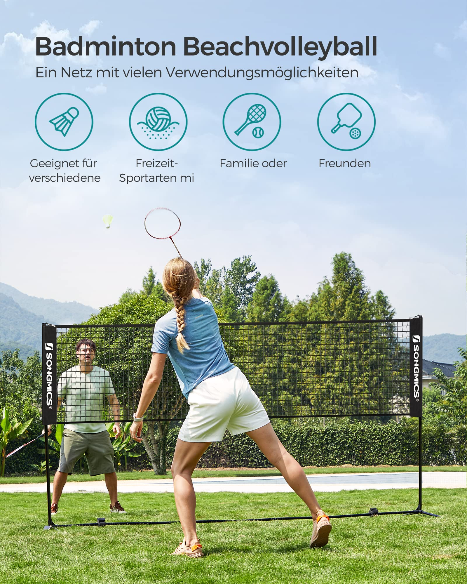Una donna e un uomo giocano a badminton sopra una rete all'aperto.