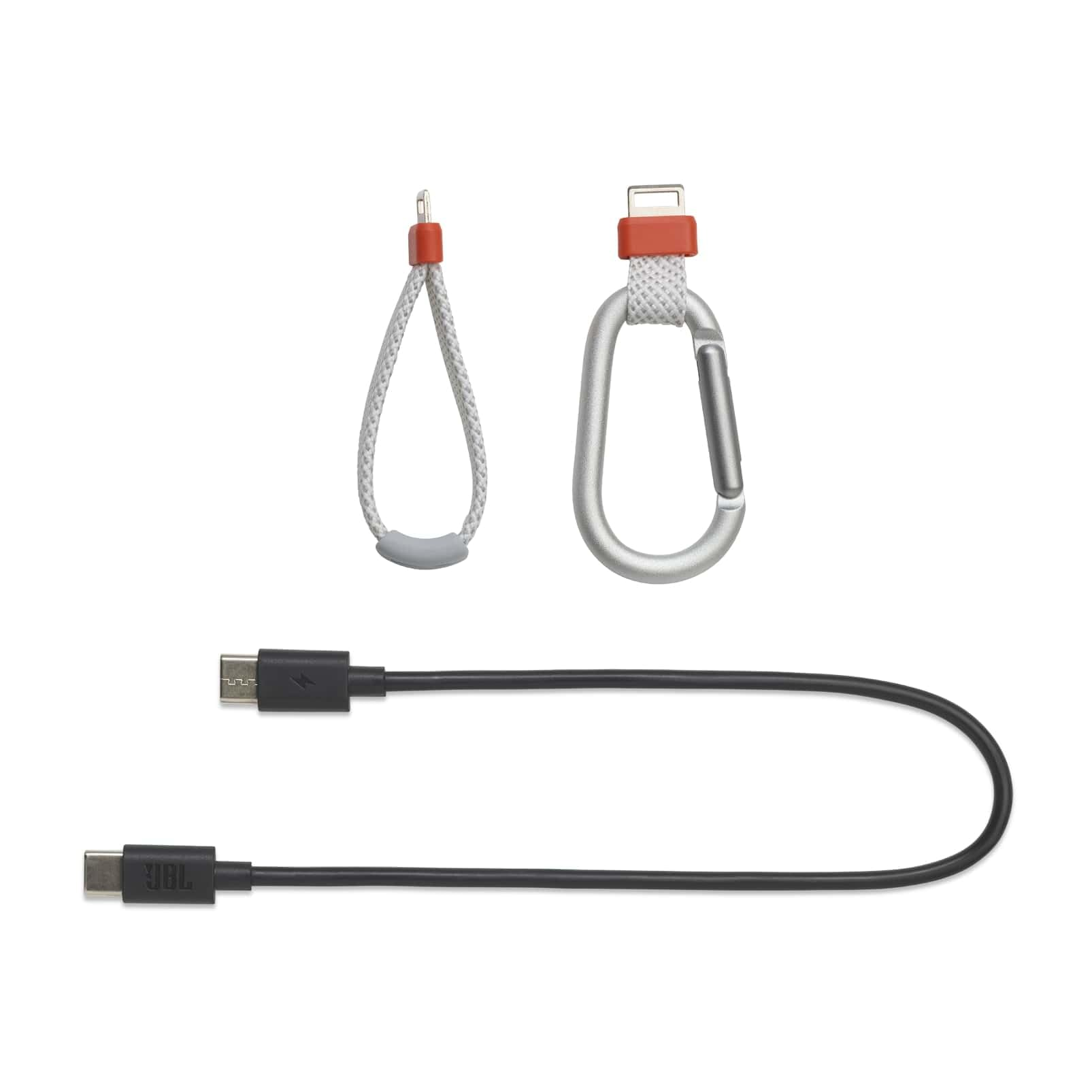 Zwei schwarze USB-Kabel, ein kleiner Stoffgurt und ein Karabinerhaken liegen auf weißem Hintergrund.