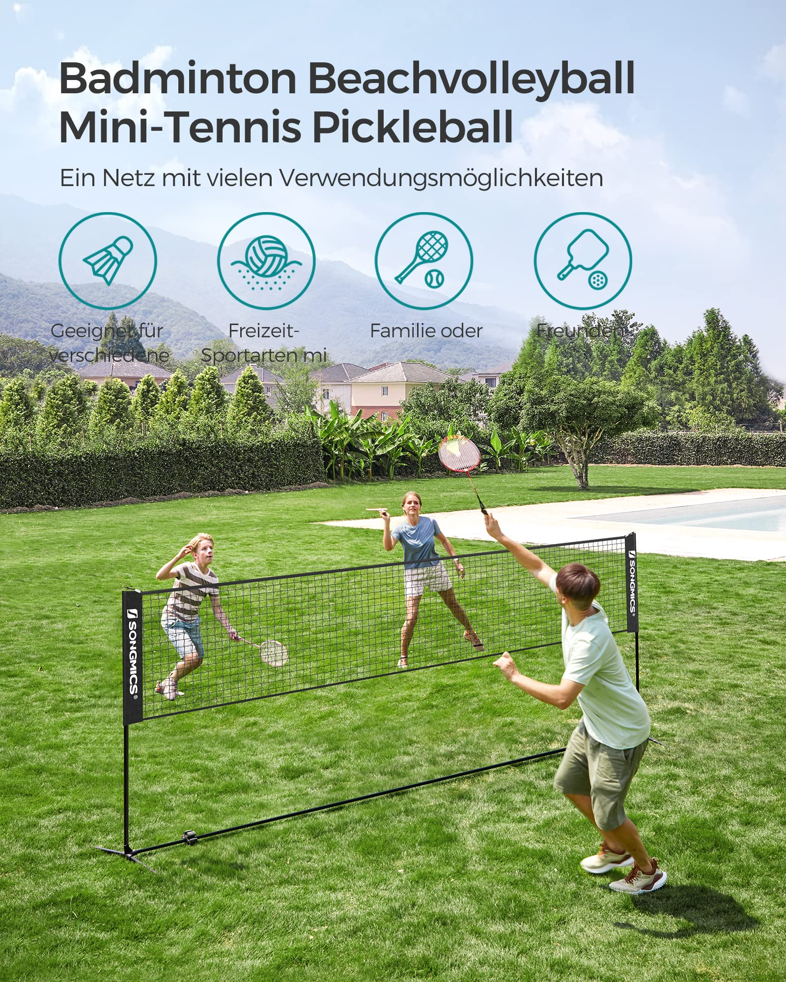 Tre persone giocano a badminton in giardino sopra una rete portatile.