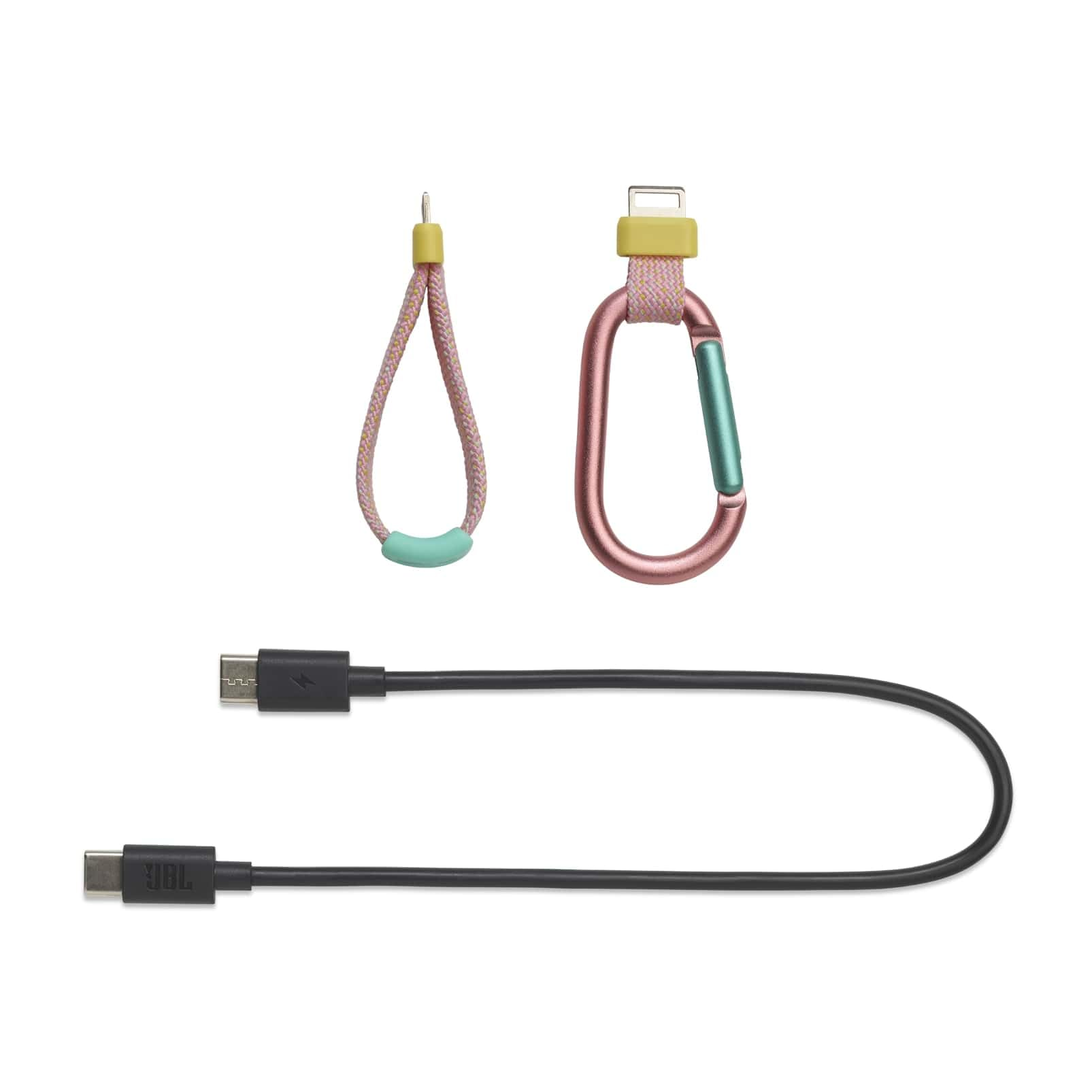 Ein rosa Riemen, ein rosa und blauer Karabiner und zwei schwarze Ladekabel auf weißem Hintergrund.