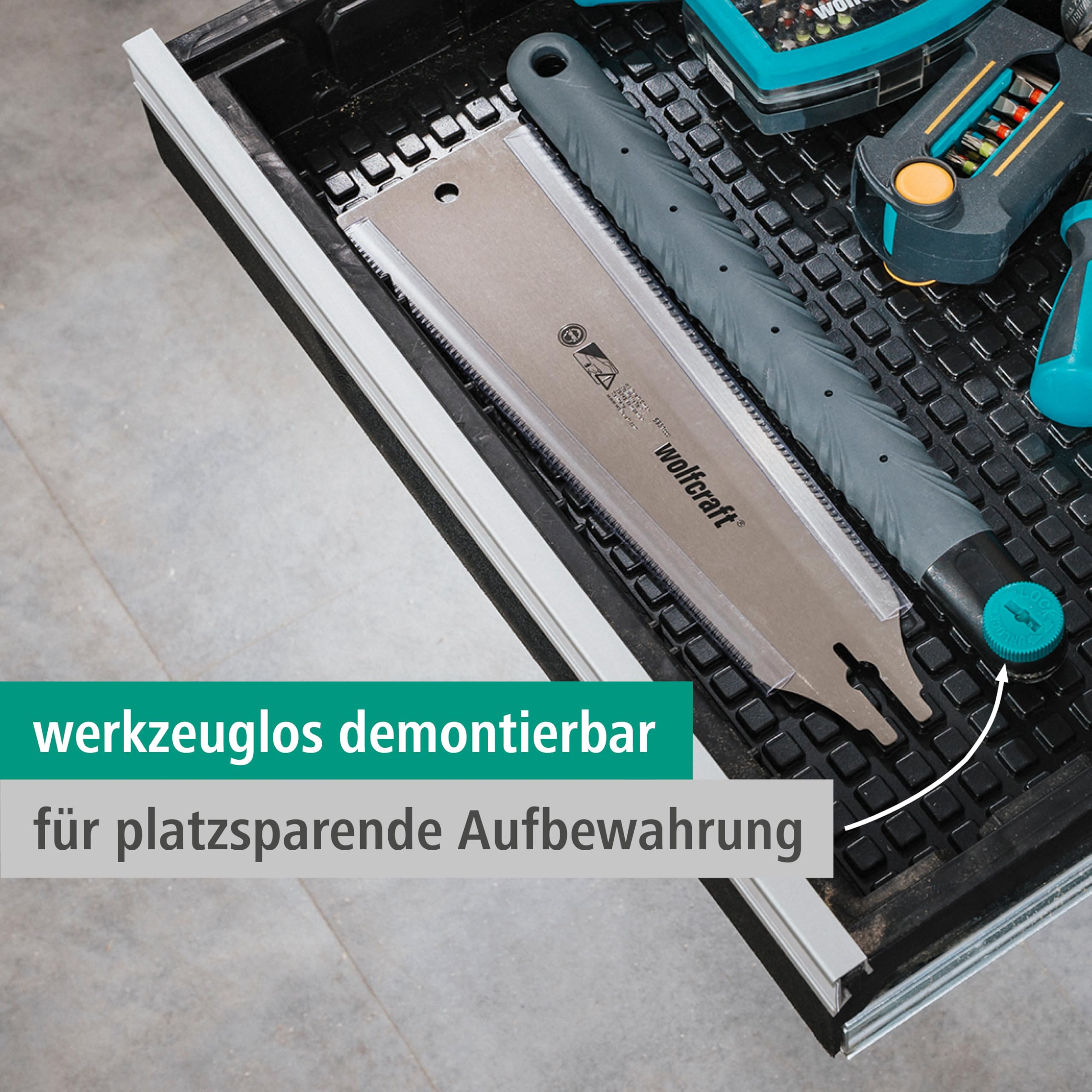 Eine wolfcraft Säge liegt ordentlich in einer offenen Werkzeugschublade.