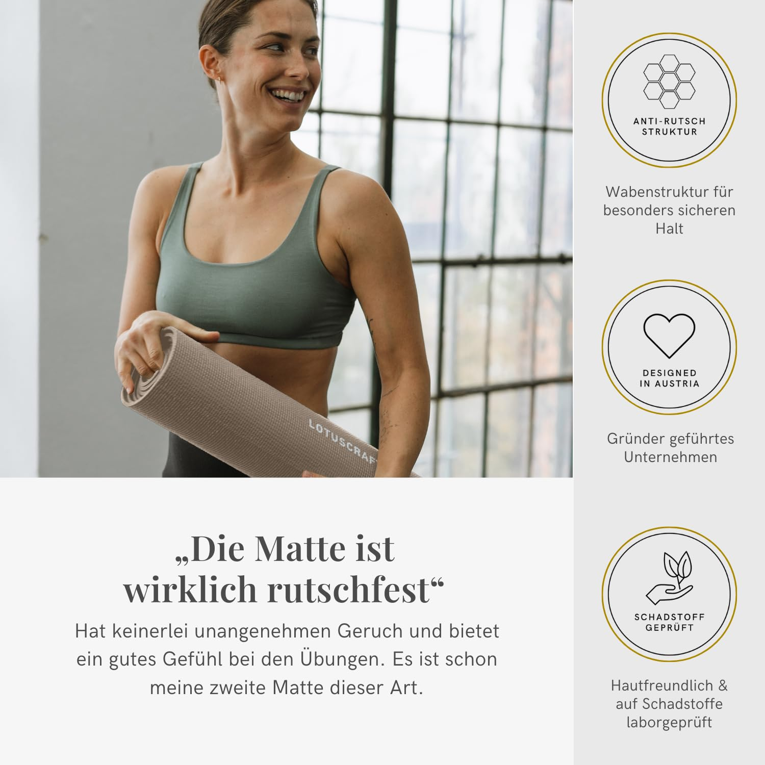 Donna sorridente che tiene un tappetino da yoga davanti a una grande finestra, con caratteristiche del prodotto.