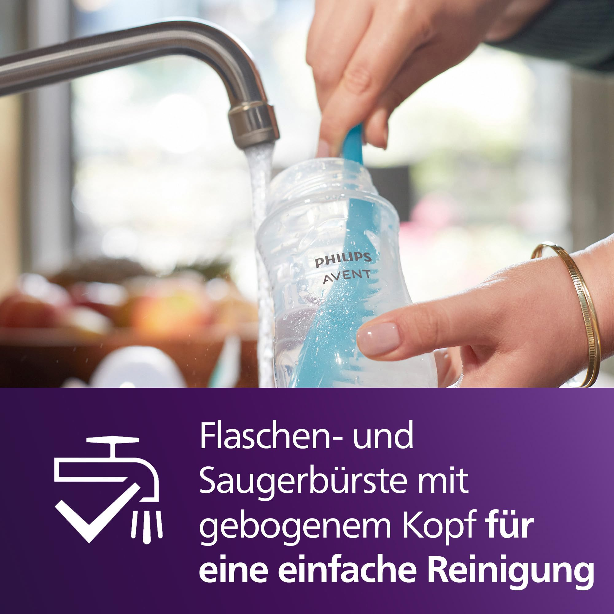 Eine Person wäscht eine Philips Avent Babyflasche mit einer blauen Bürste unter fließendem Wasser.