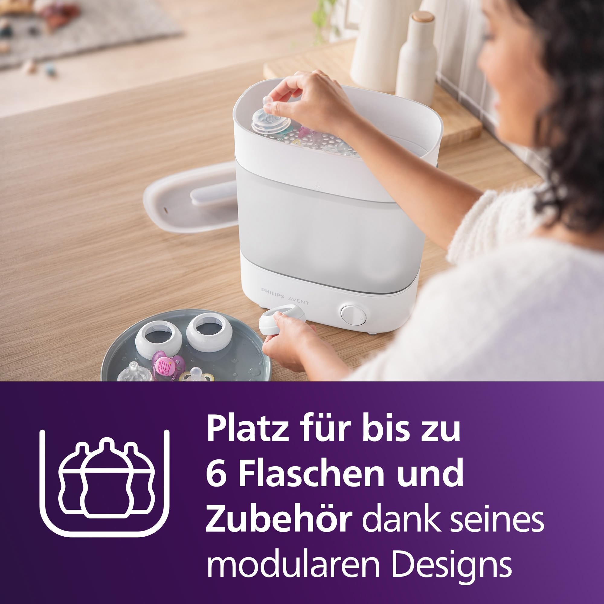 Eine Frau nutzt einen Philips Avent Sterilisator auf einer Holzarbeitsplatte mit Flaschenzubehör.