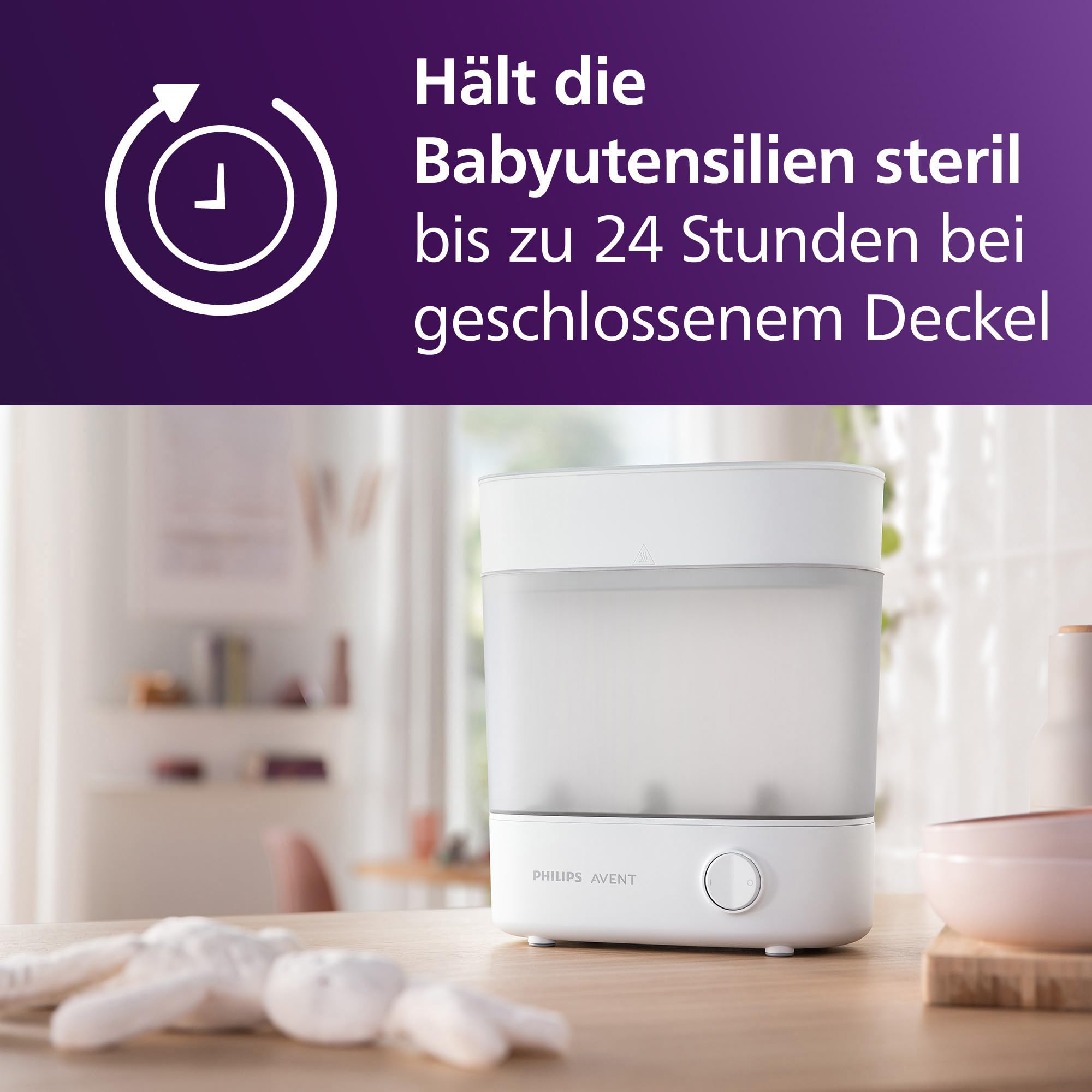Ein weißer Philips Avent Flaschensterilisator steht auf einer Holzküche vor verschwommenem Hintergrund.