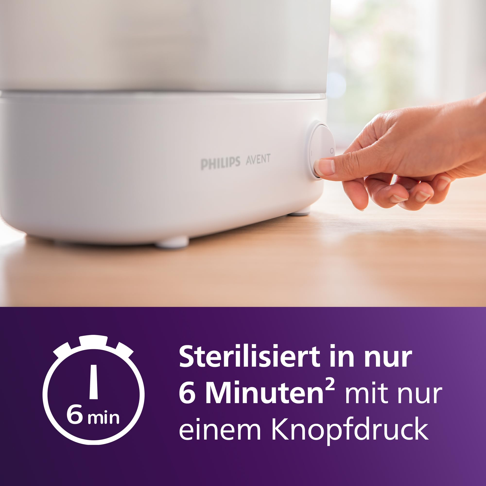Hand schaltet weißen Philips Avent Sterilisator ein, darunter ein Banner mit der Aufschrift Steriline in 6 Minuten.