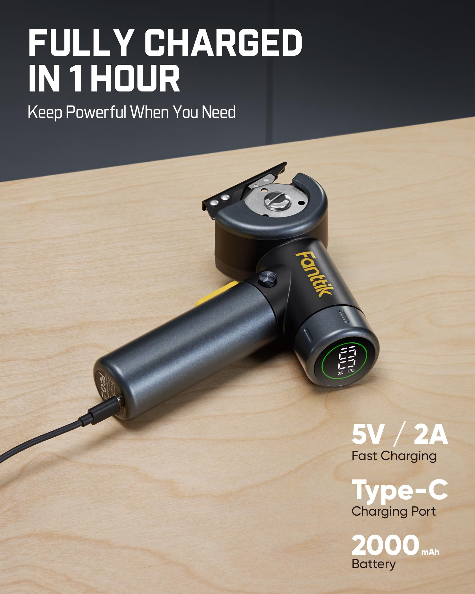 Ein Fanttik Elektrowerkzeug mit Typ-C-Ladekabel auf einer Holzoberfläche.