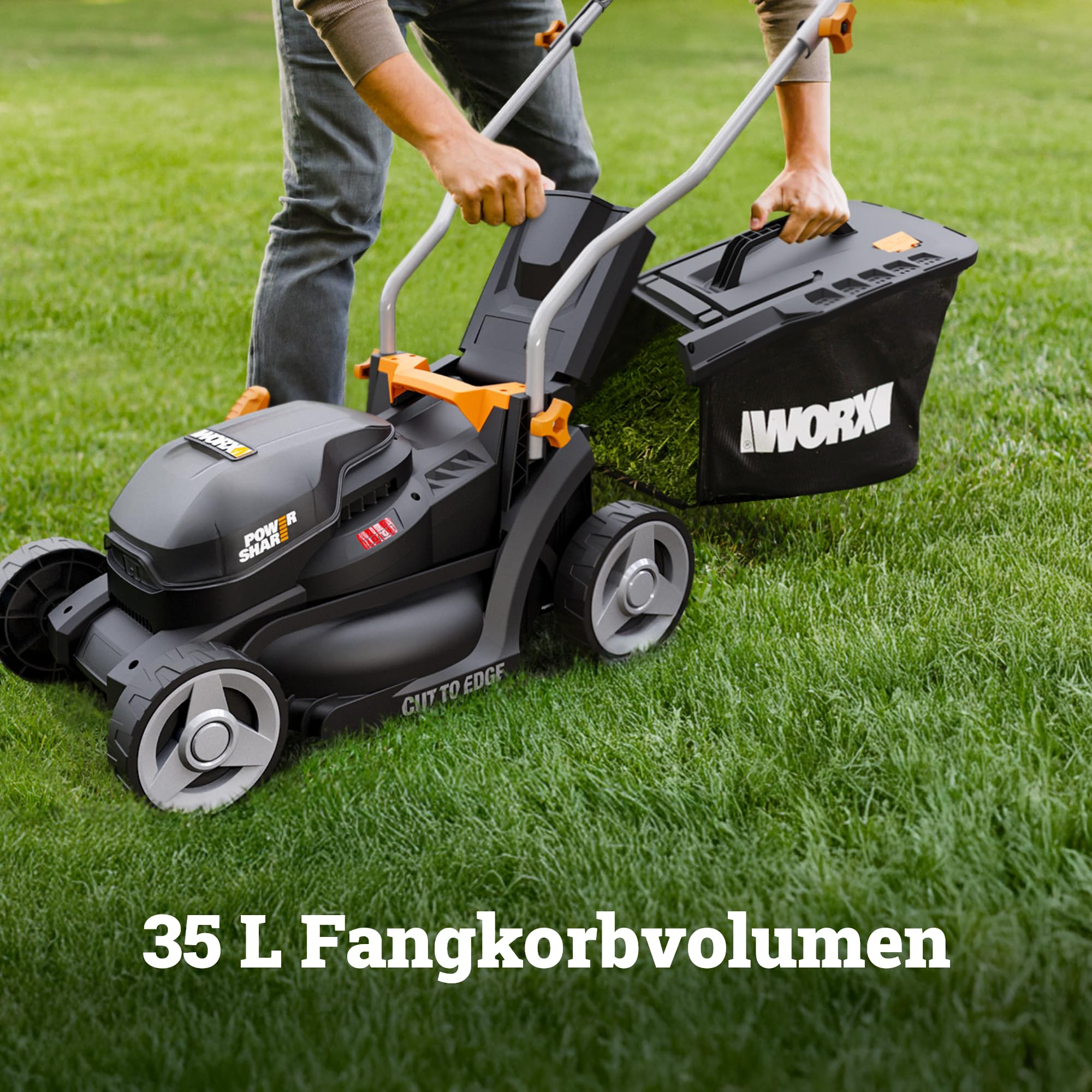 Personne utilisant une tondeuse Worx noire avec un bac de ramassage sur herbe verte.