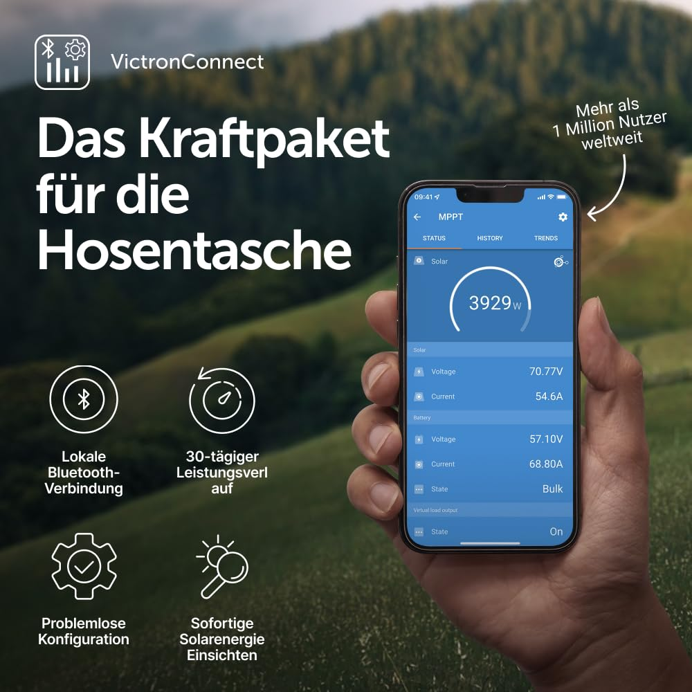 Mano regge smartphone con dati solari VictronConnect davanti ai monti.