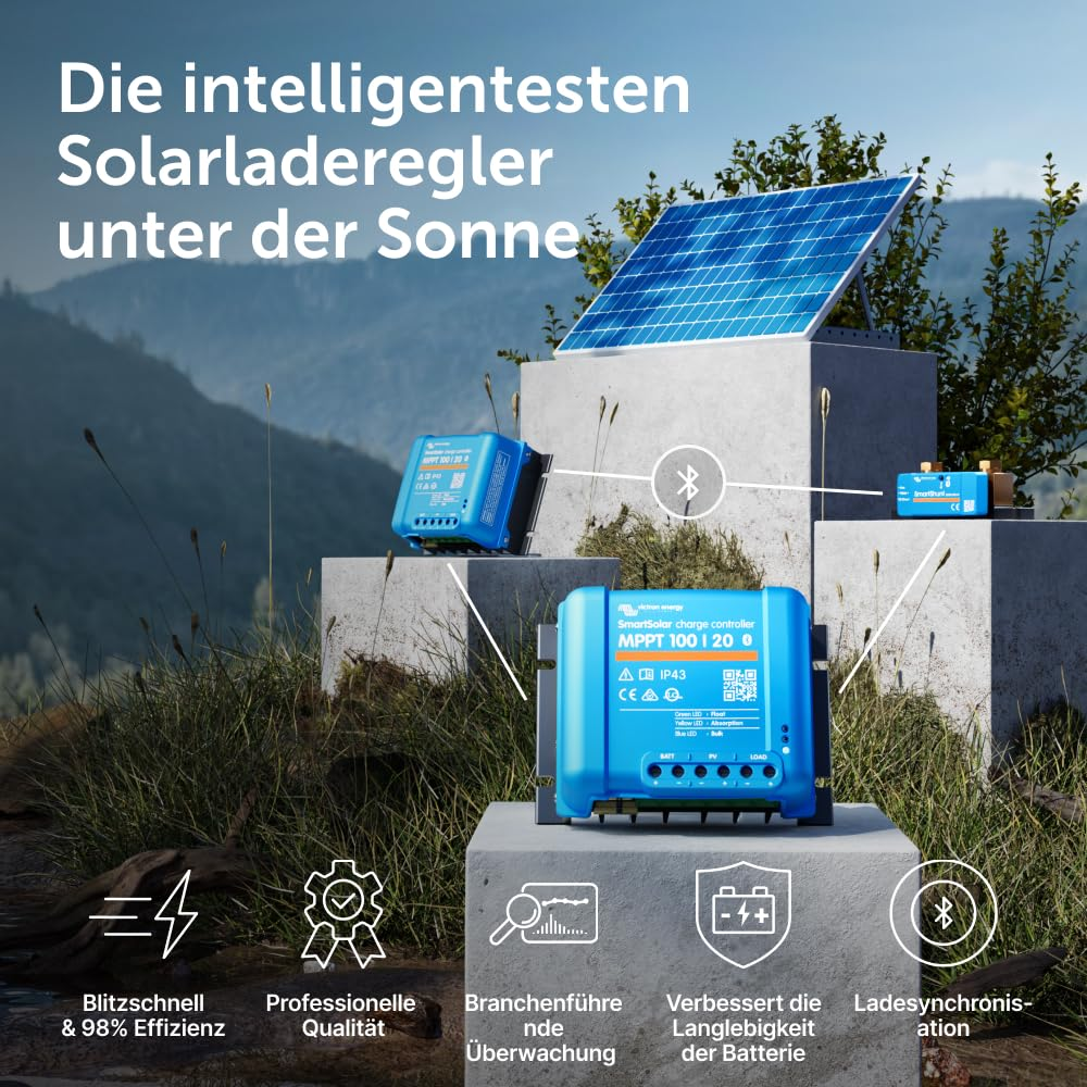 Regolatori di carica solare MPPT blu e pannello solare su blocchi di cemento davanti alle montagne.