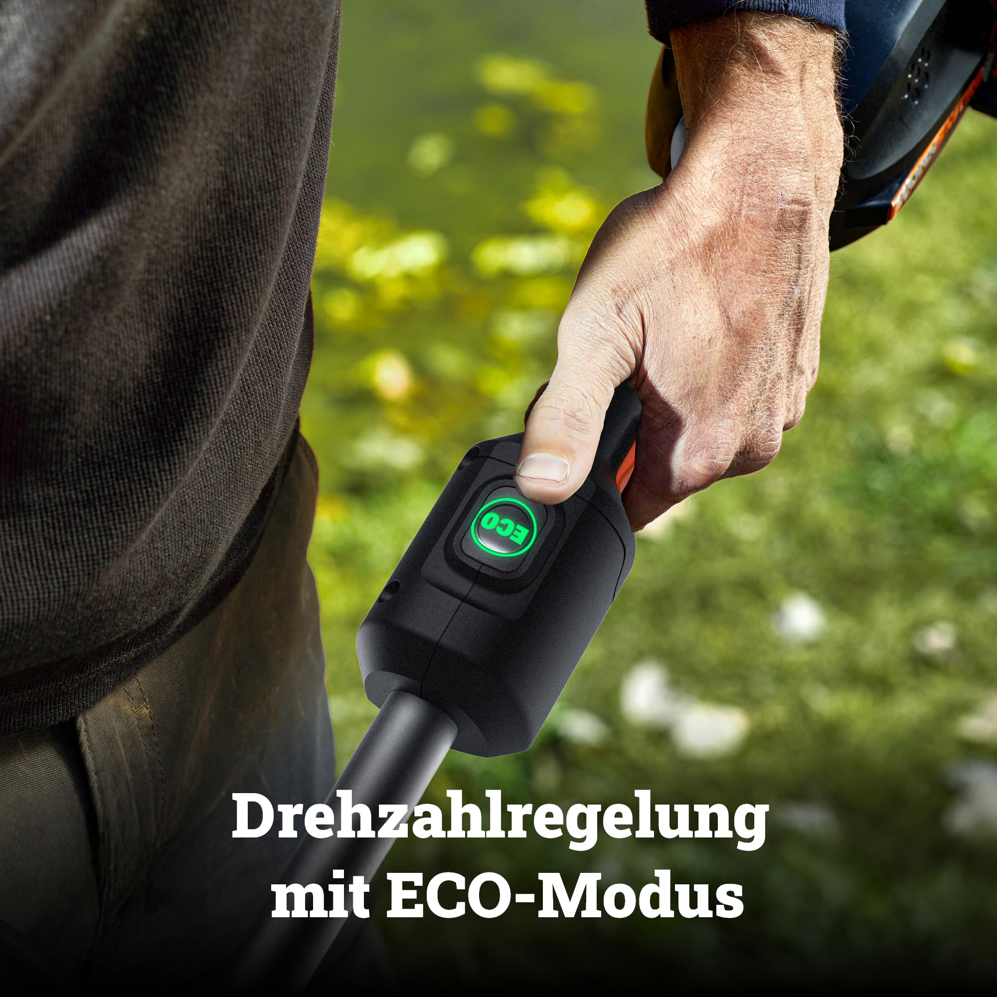 Mano che impugna un attrezzo da giardino con pulsante ECO verde luminoso su sfondo verde.