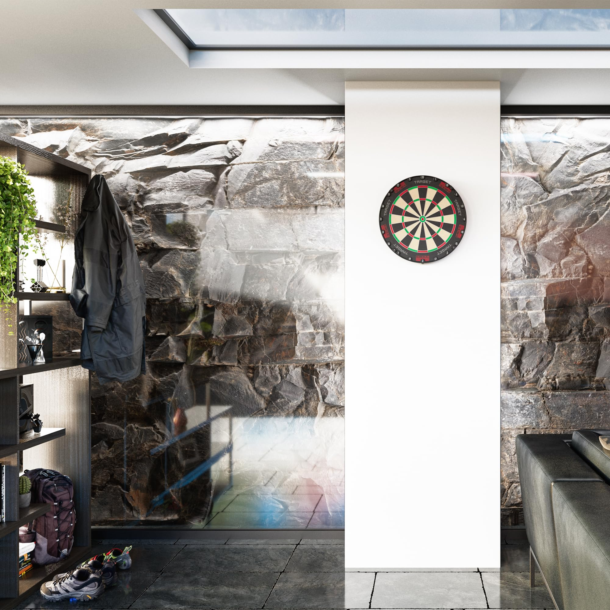 Eine Dartscheibe hängt an einer weißen Wand. Im Hintergrund ist eine felsige Aussicht und ein Sofa zu sehen.