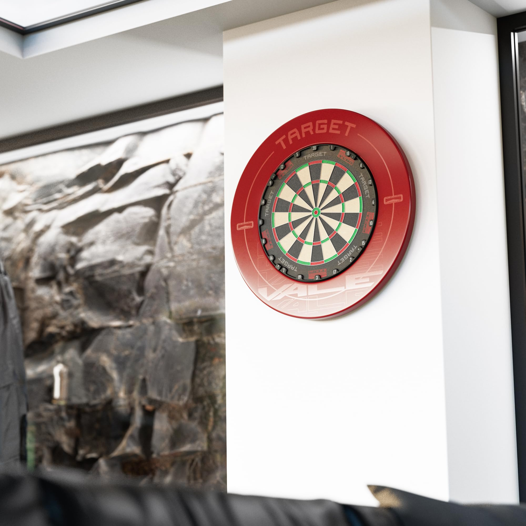 Eine Zielscheibe mit einem roten Surround-Ring hängt an einer weißen Wand.