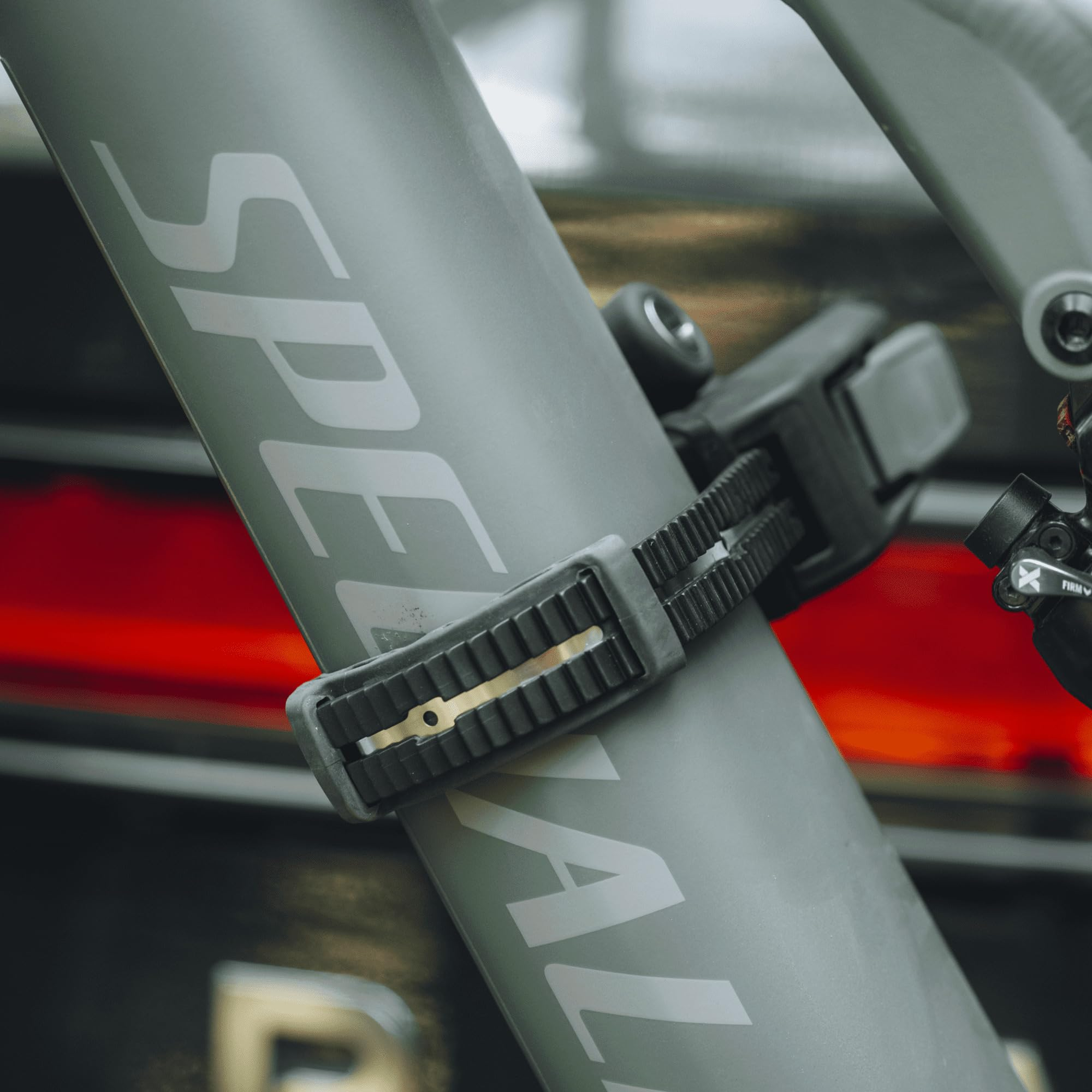Primo piano di un telaio di bicicletta Specialized grigio con cinghia di montaggio nera.
