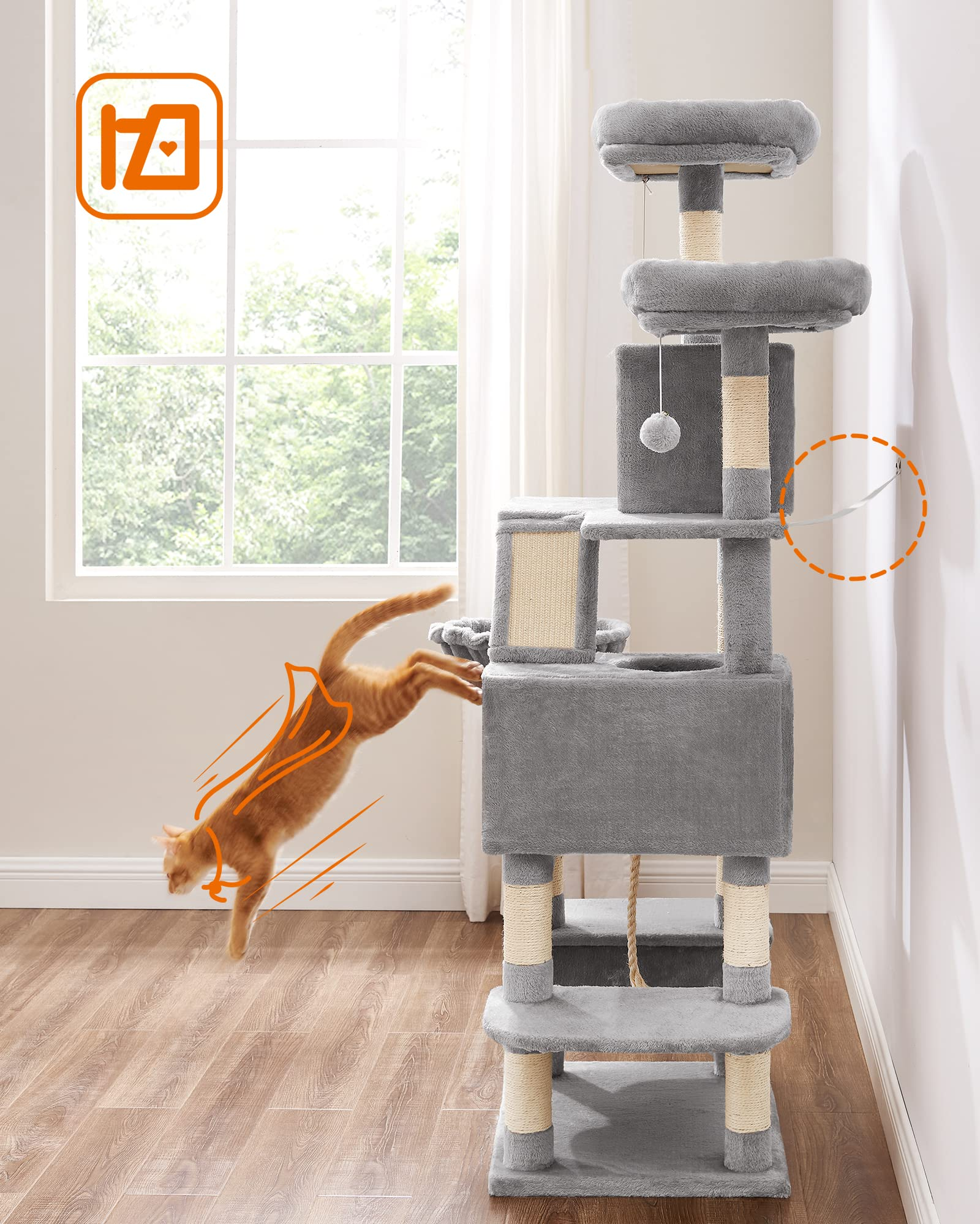 Un chat orange saute dans une pièce sur un grand arbre à chat gris.