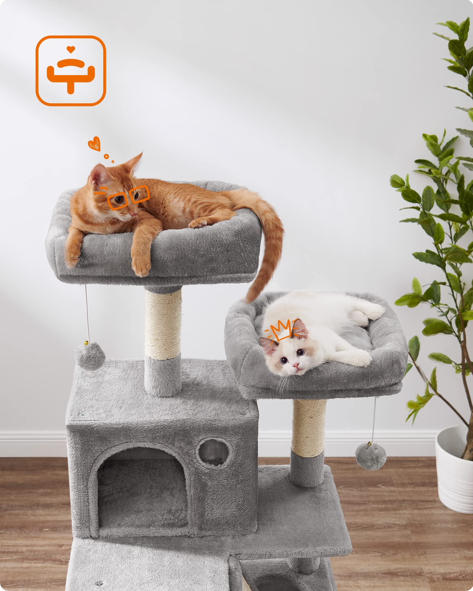 Deux chats reposent sur un arbre à chat gris, un orange en haut et un blanc en bas.