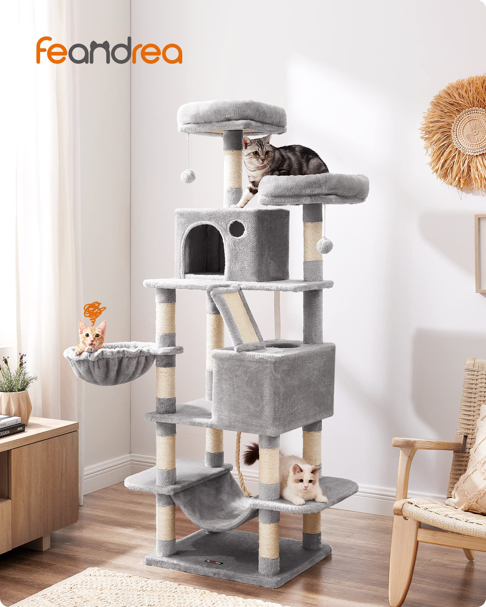 Un grand arbre à chat gris se trouve dans une pièce lumineuse, avec trois chats joueurs interagissant à différents niveaux.