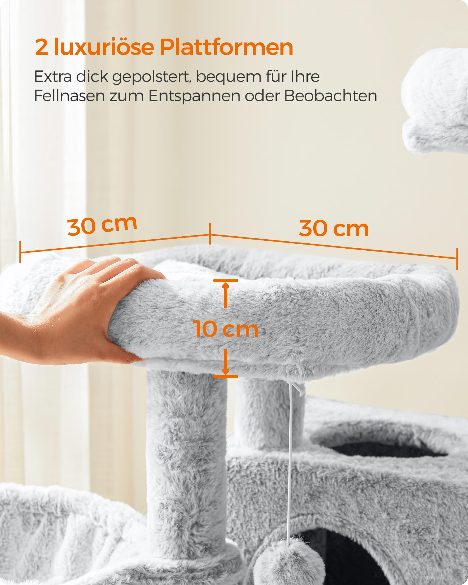 Mano che misura una piattaforma per gatti in peluche grigio larga 30 cm.