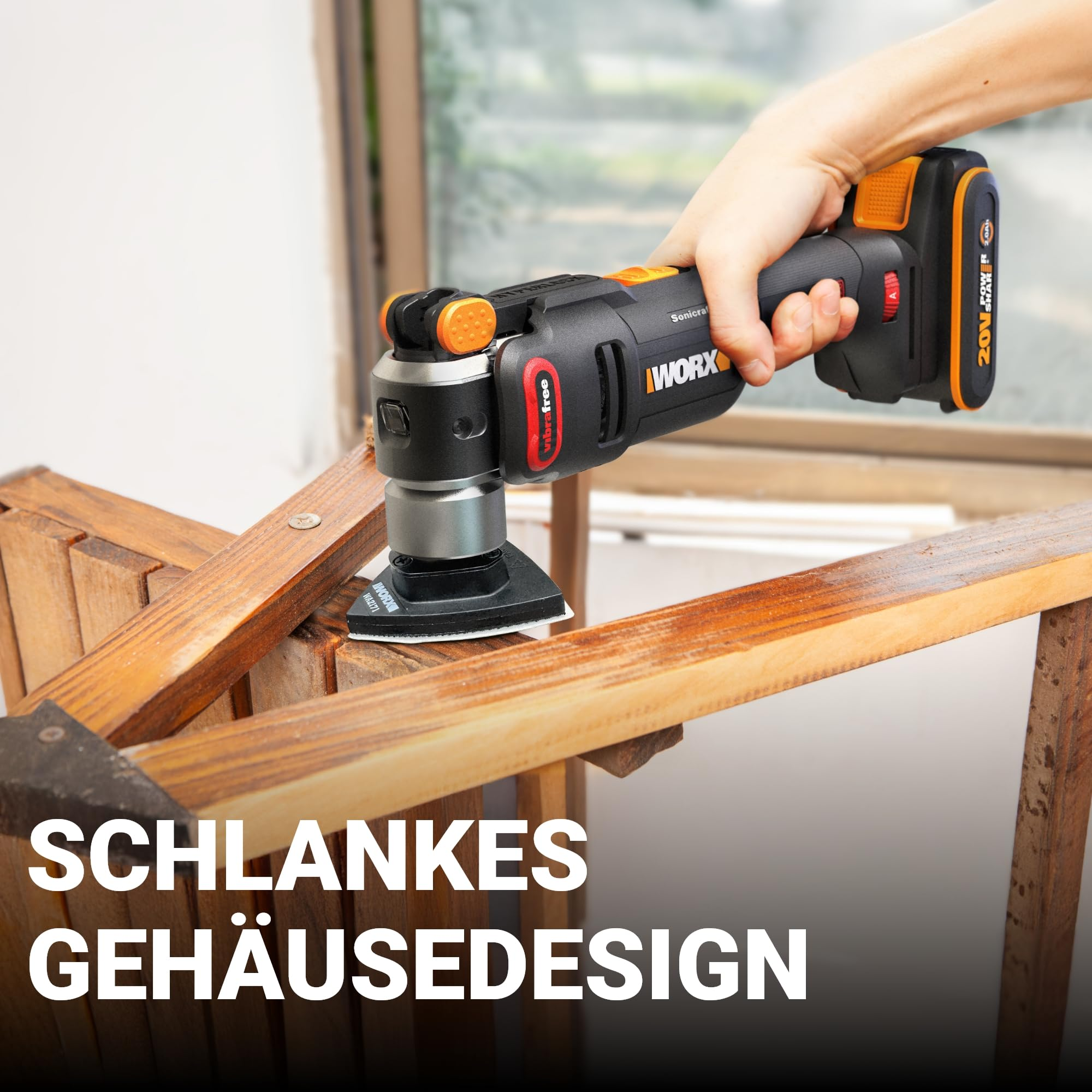 Une main tient un outil multifonction Worx utilisé pour poncer des meubles en bois.