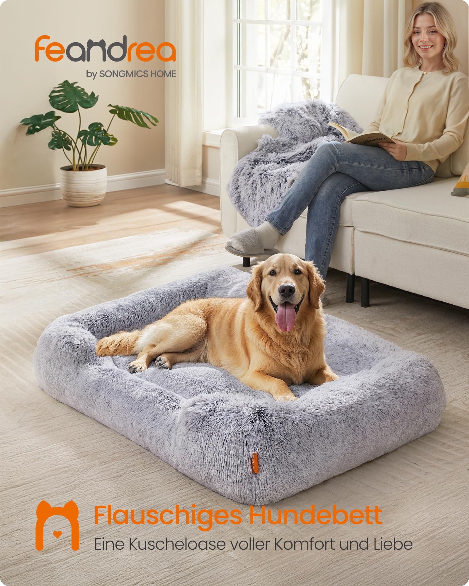 Un golden retriever giace felice su una soffice cuccia grigia per cani in un soggiorno luminoso.