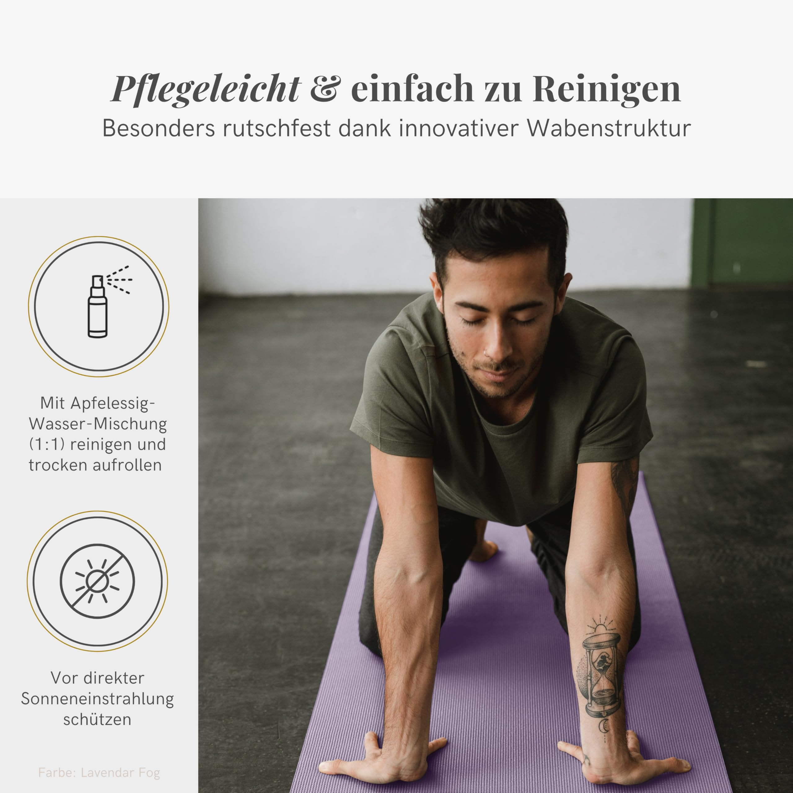 Ein Mann kniet auf einer lavendelfarbenen Yogamatte; links Icons mit Reinigungshinweisen und Text.