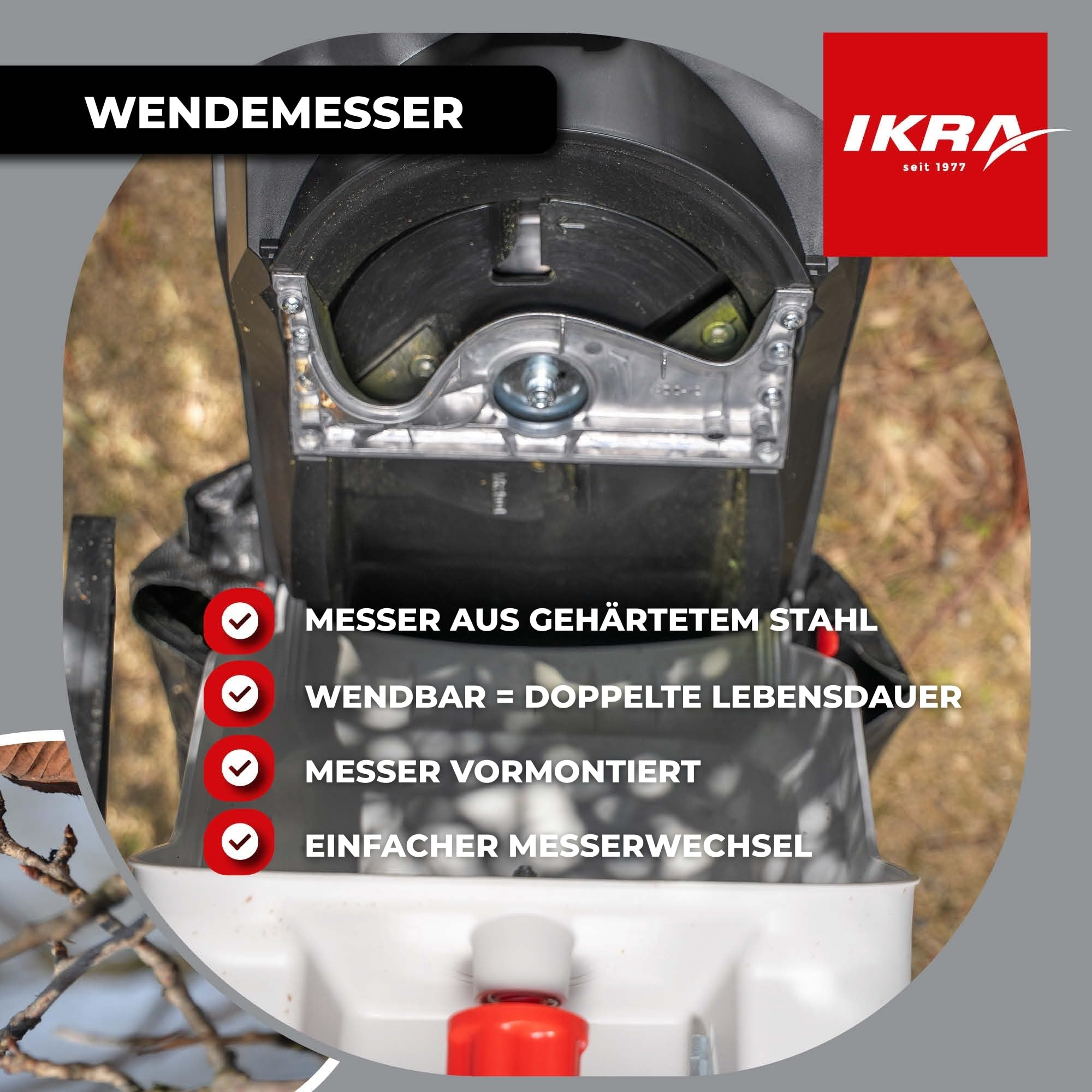 Ansicht von oben auf einen geöffneten IKRA Gartenhäcksler mit Stahlmessern und deutschen Texten mit Häkchen.