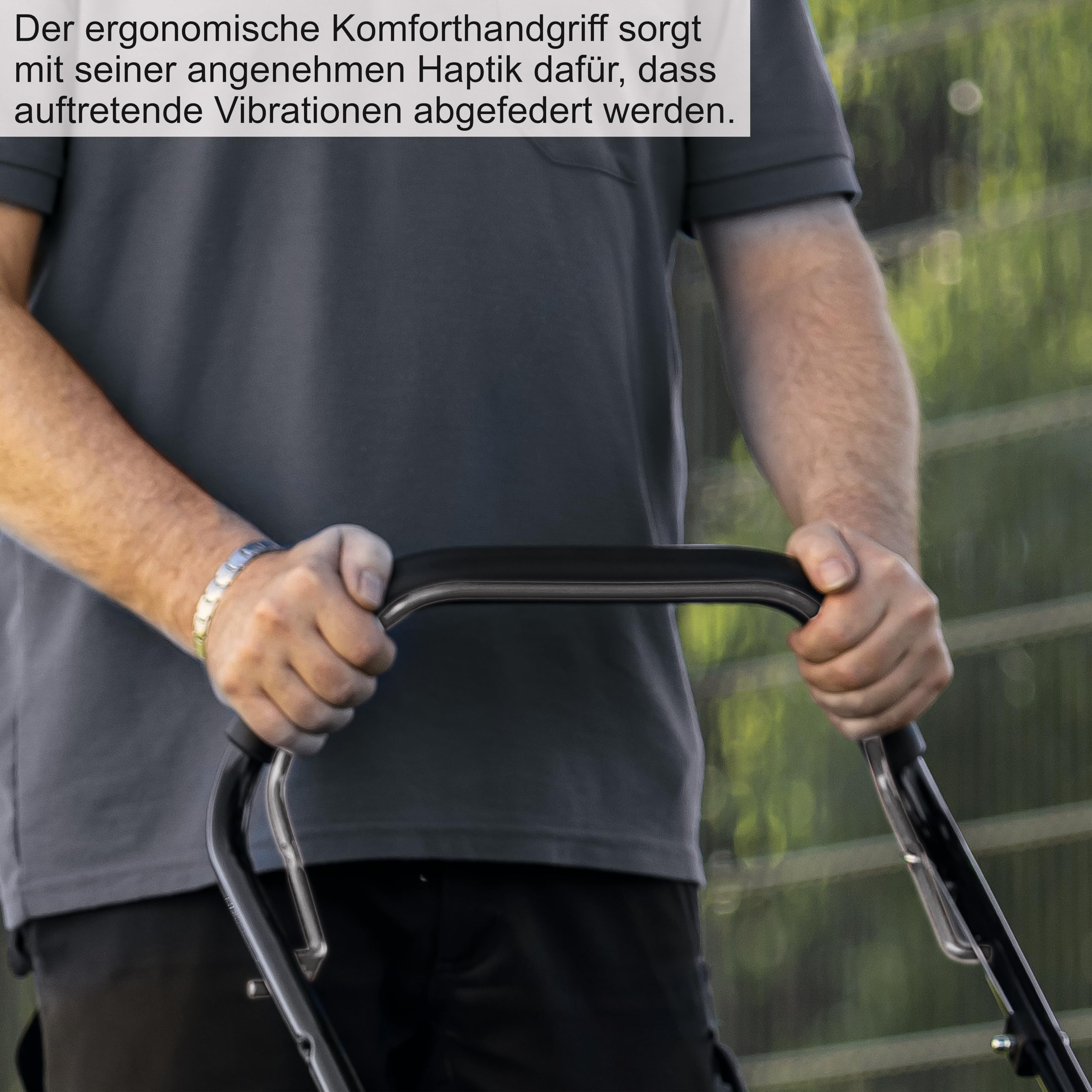 Ein Mann hält die ergonomischen Griffe eines Geräts, das Vibrationen abfedert.