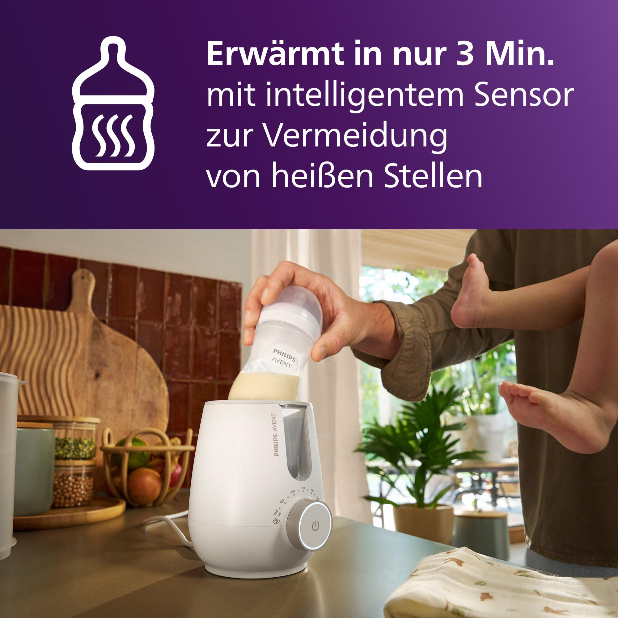 Una persona tiene in mano un biberon sopra uno scaldabiberon Philips Avent bianco su un piano cucina.