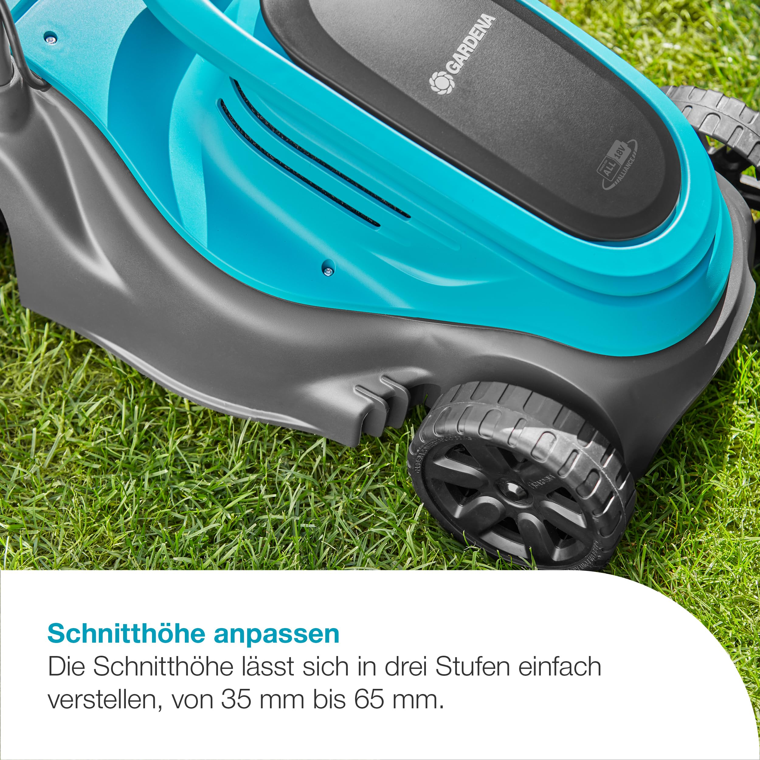 Gros plan d'une tondeuse à gazon Gardena turquoise et grise sur herbe verte.