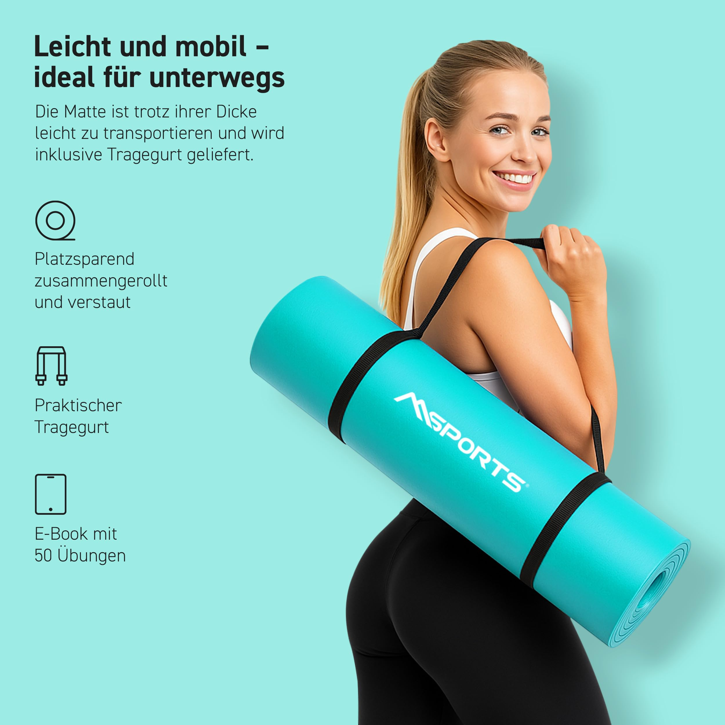 Lächelnte Frau mit Pferdeschwanz hält eine blaue Yogamatte mit Tragegurt vor türkisem Hintergrund.