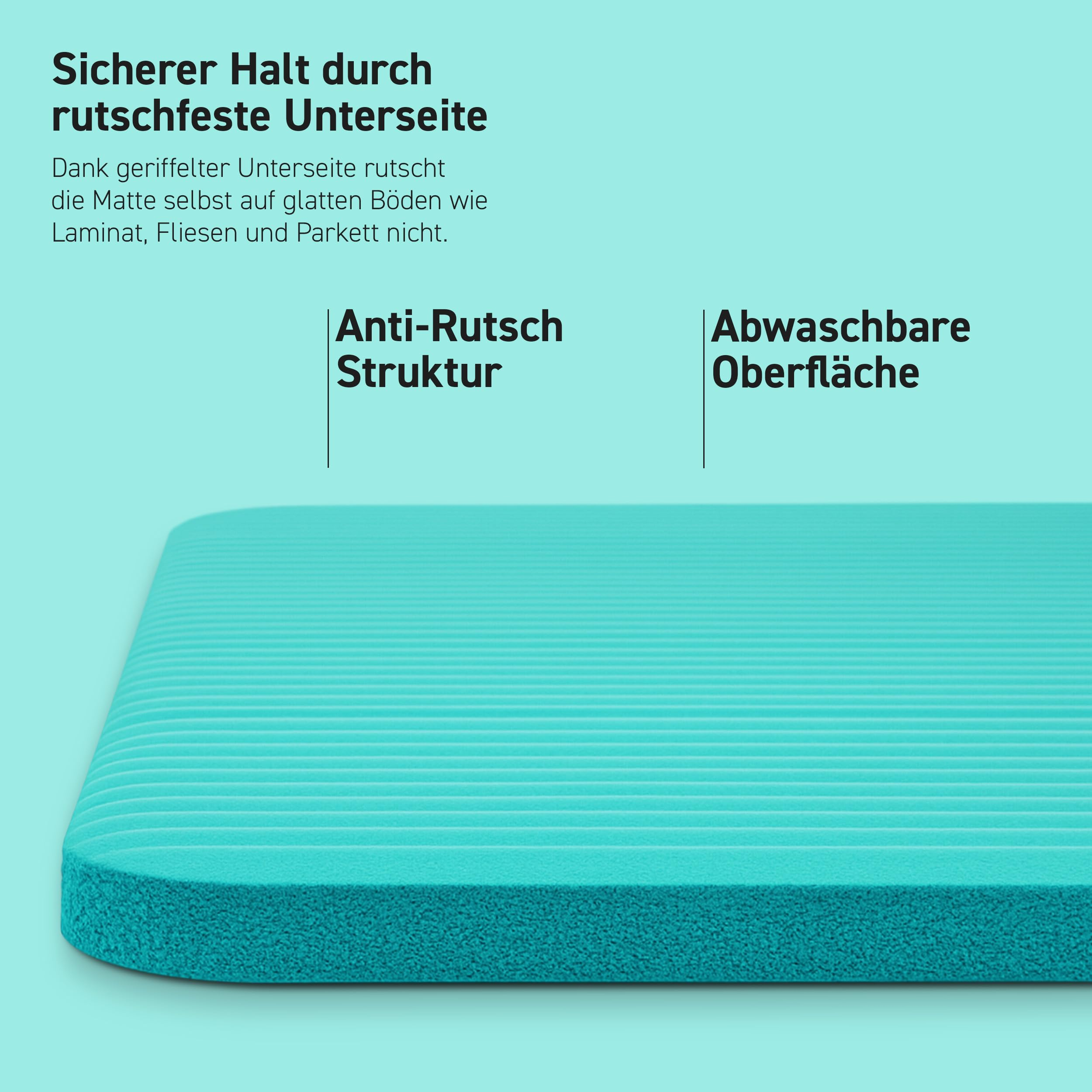 Türkisblaue Fitnessmatte mit rutschfester Unterseite und abwaschbarer Oberfläche auf hellblauem Hintergrund.