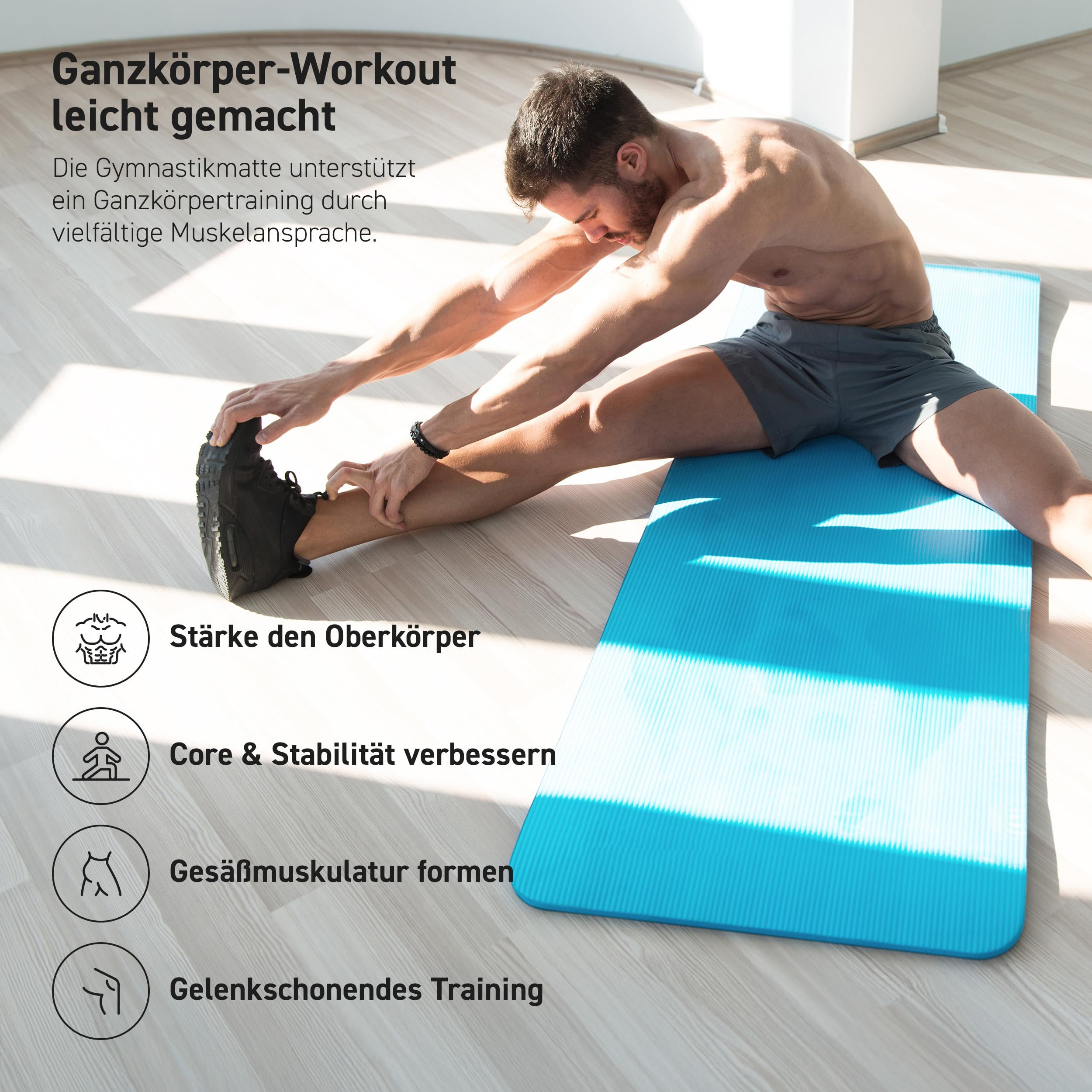 Ein shirtless Mann dehnt sich auf einer blauen Gymnastikmatte auf einem Holzboden aus.