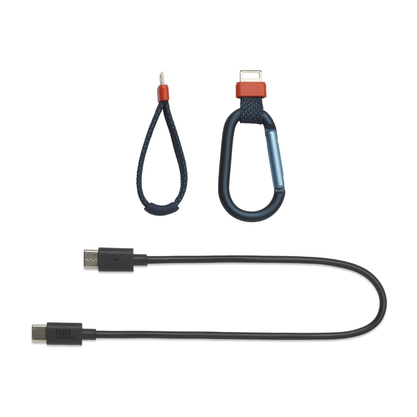 Un câble USB-C noir, une petite boucle en tissu bleu et un mousqueton bleu avec sangle sur fond blanc.