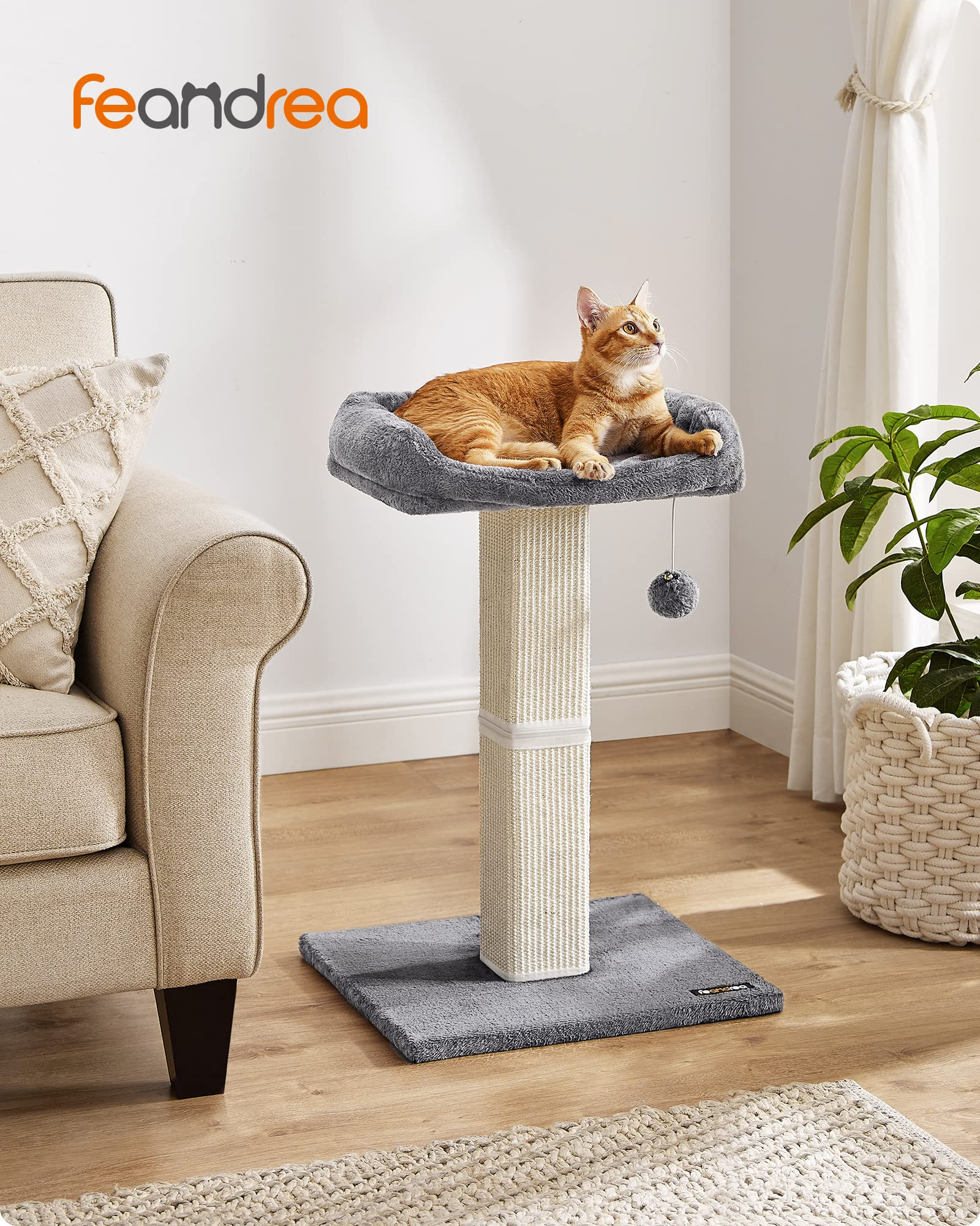 Un chat orange se repose sur un arbre à chat gris dans un salon.