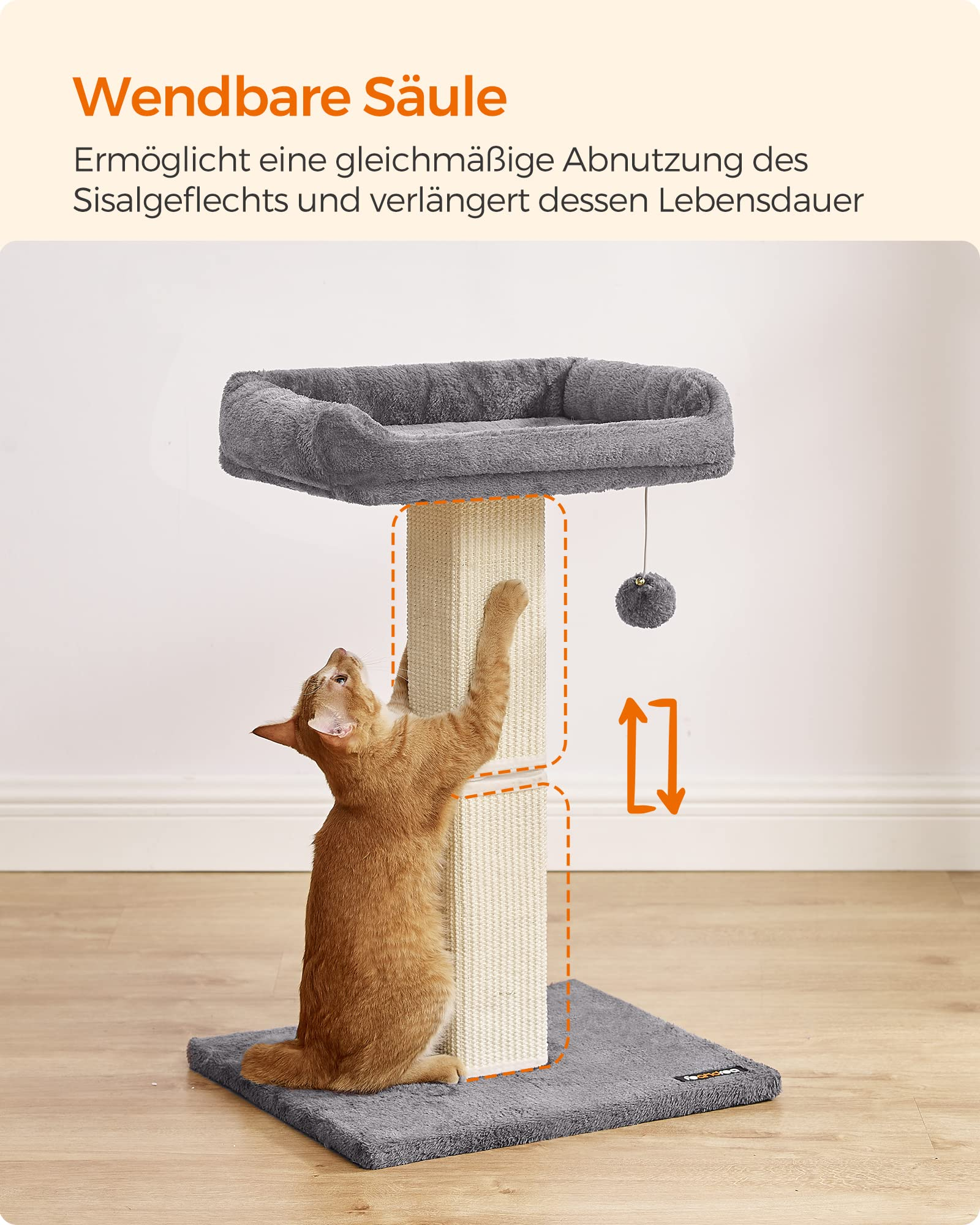 Un chat orange gratte le poteau en sisal réversible d'un arbre à chat gris avec lit en peluche.
