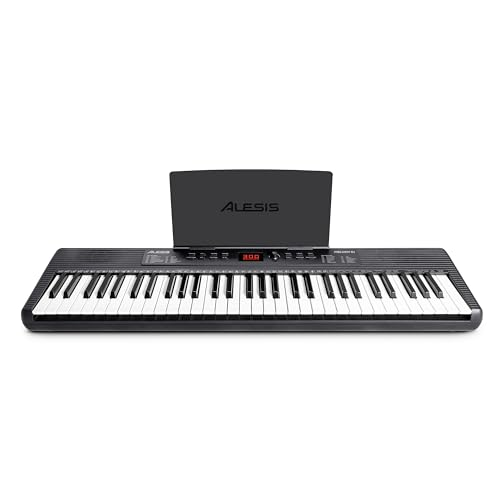 Ein schwarzes Alesis-Keyboard mit weißen und schwarzen Tasten sowie einem Notenständer vor weißem Hintergrund.