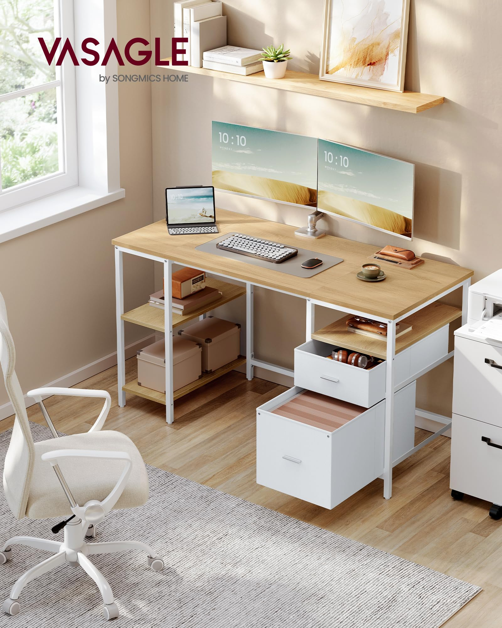 Moderne Schreibtisch-Arbeitsplatz mit zwei Monitoren, Tastatur, Regalen und einer weißen Schublade in einem hellen Zimmer.