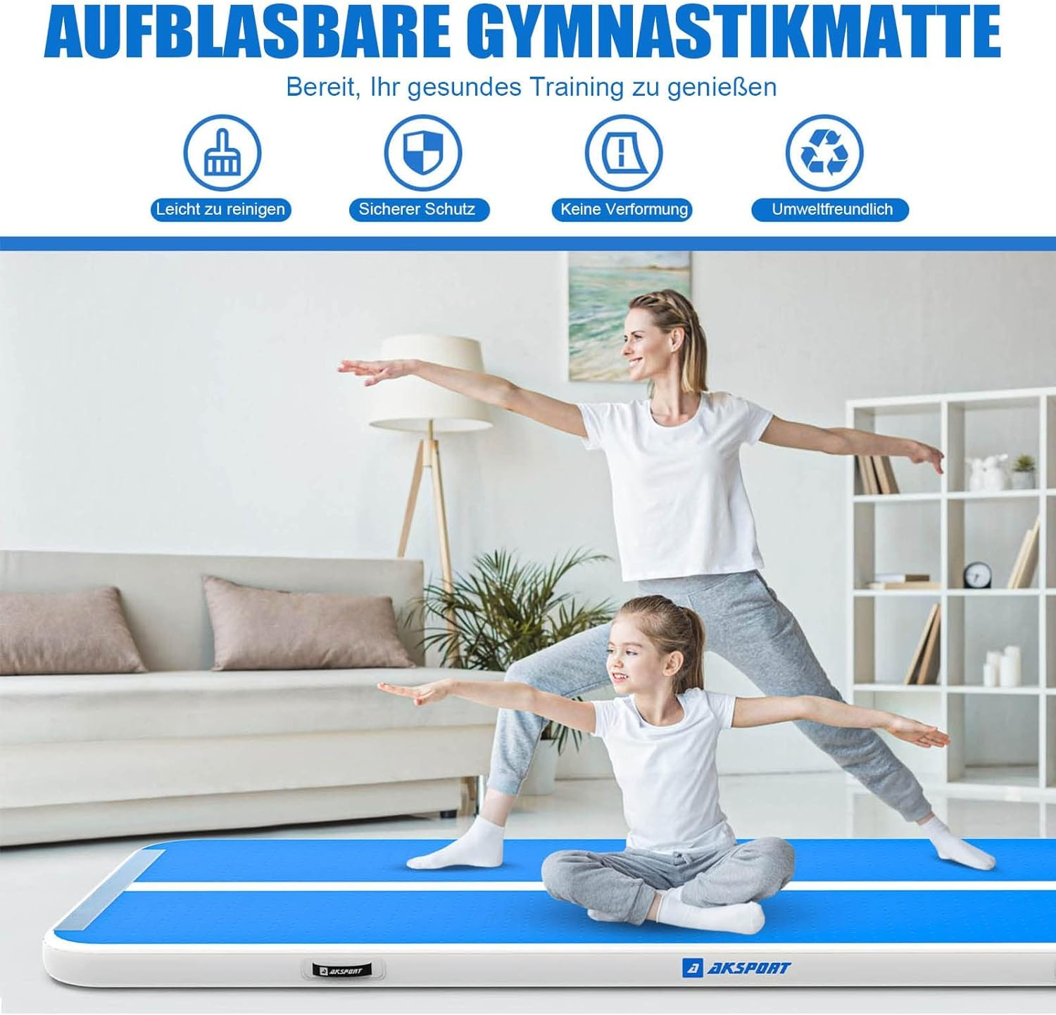 Eine Frau und ein Mädchen machen Yoga auf einer blauen Luftgymnastikmatte in einem Wohnzimmer.