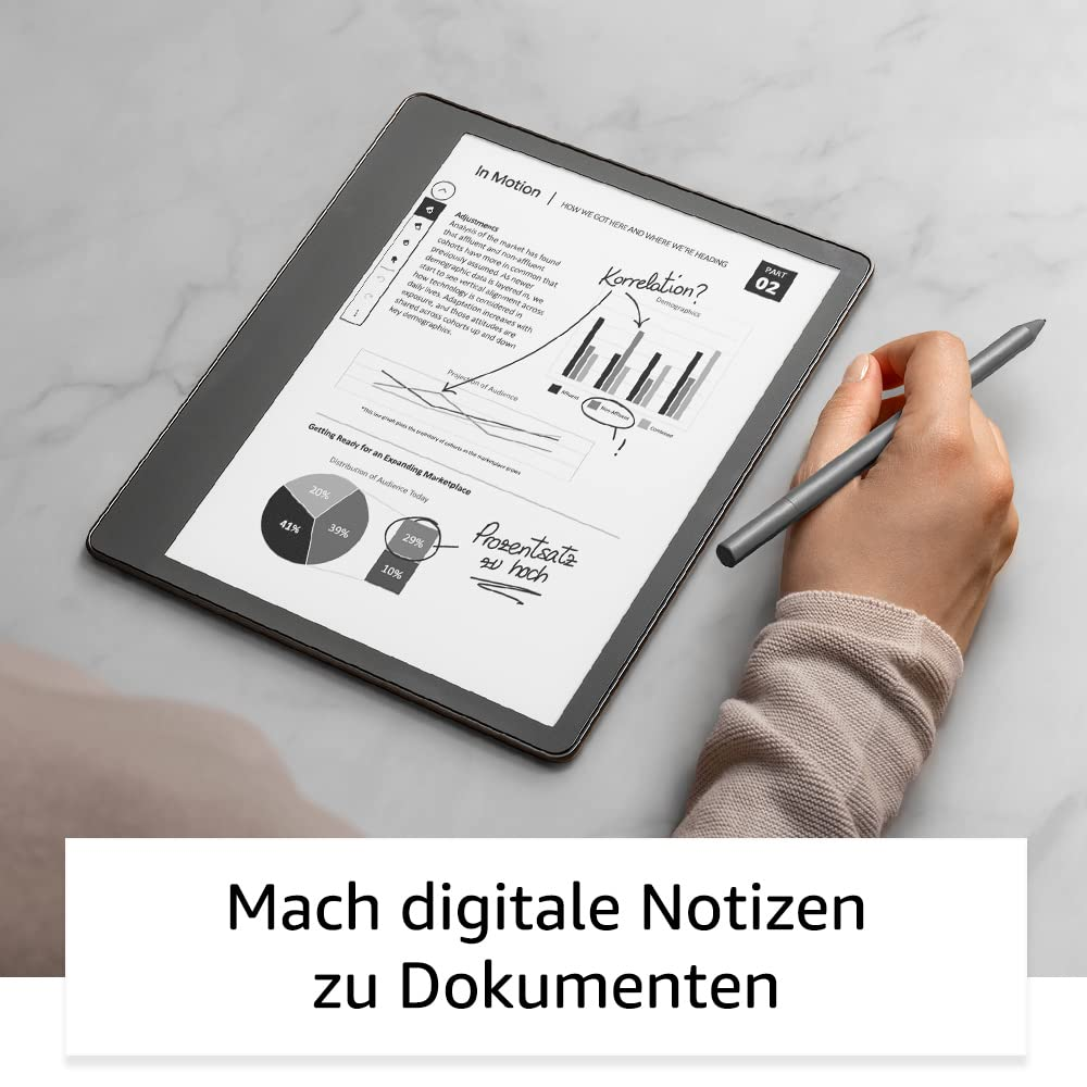 Une main tient un stylet et utilise une liseuse affichant des documents et des graphiques.
