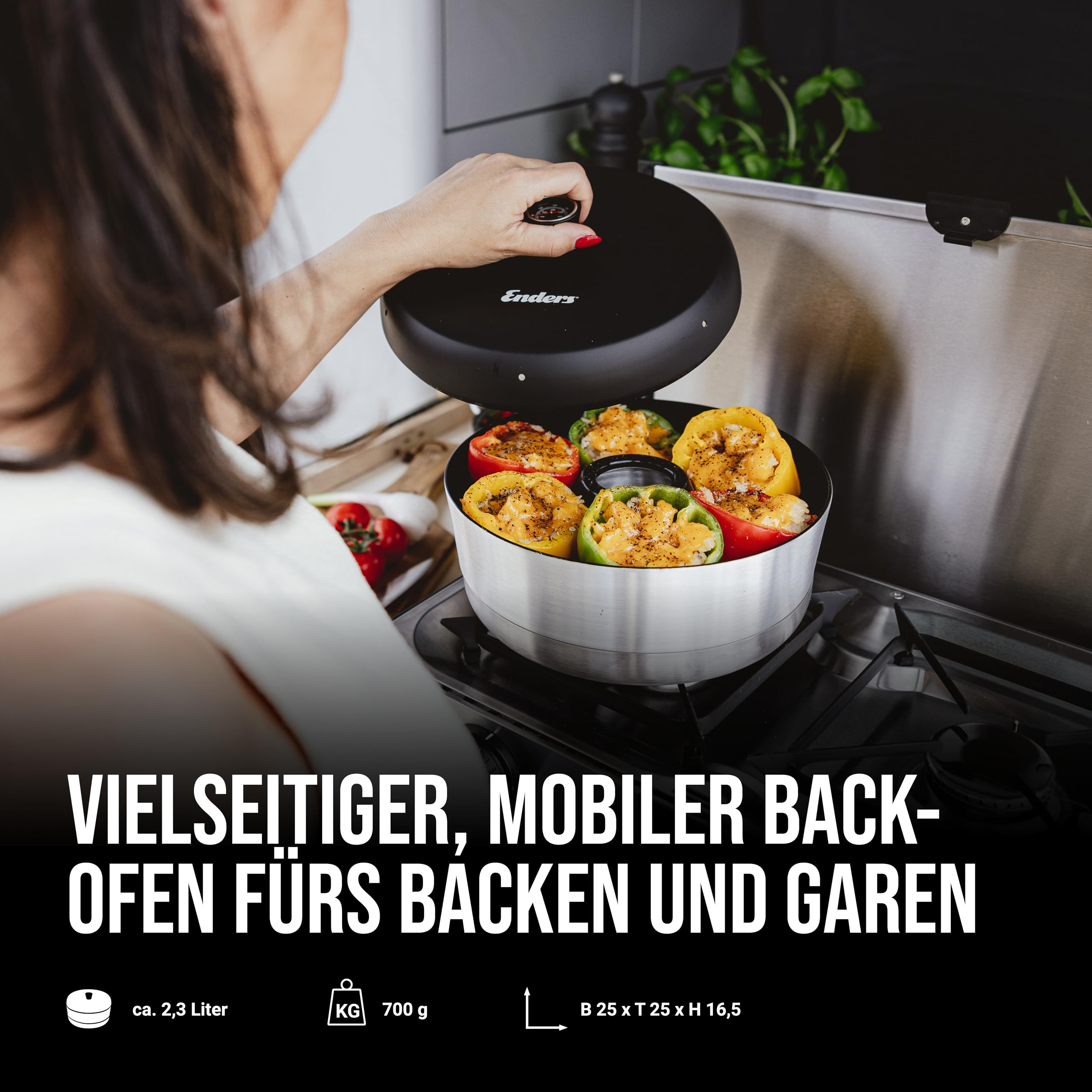 Une personne soulève le couvercle d'un four portable sur une cuisinière, révélant des poivrons farcis.
