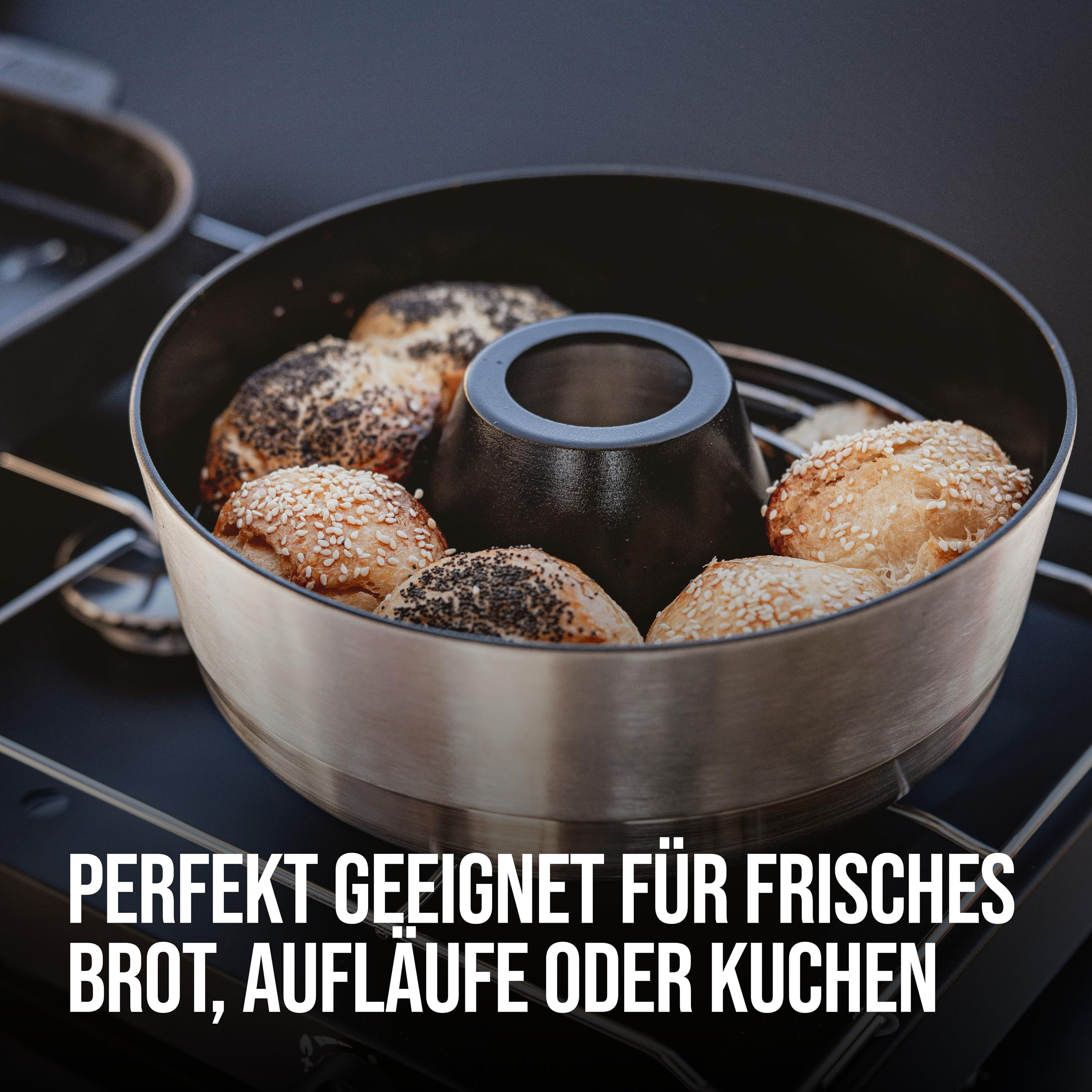 Pains frais aux graines de sésame et de pavot dans un moule rond.