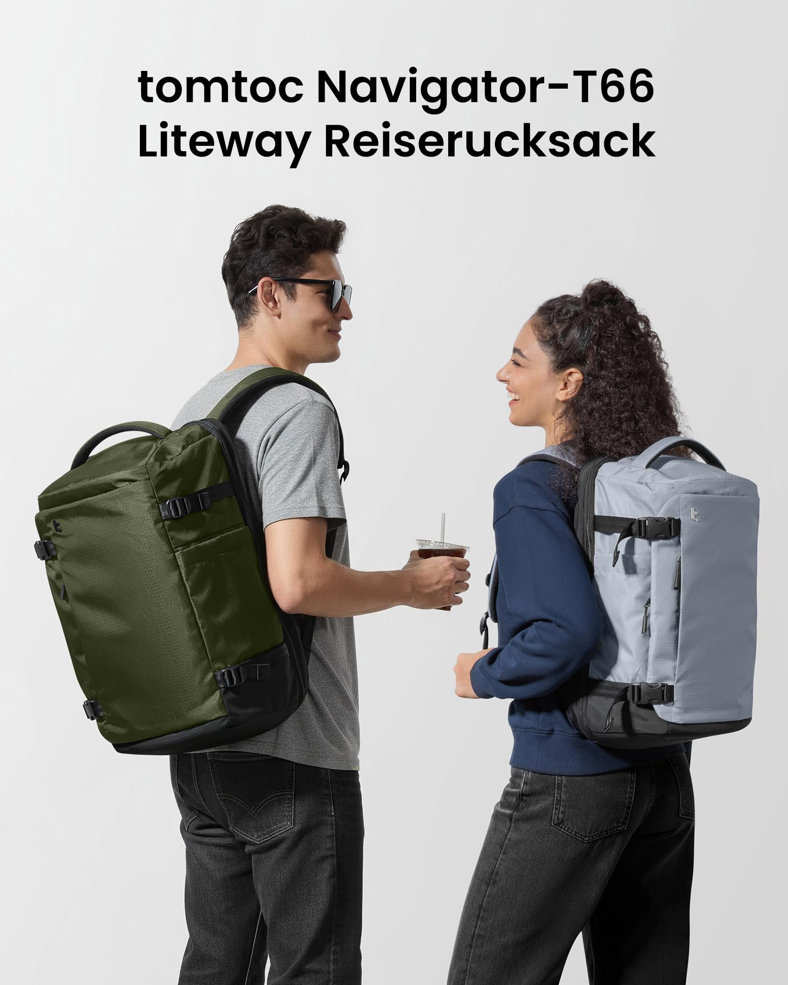Ein Mann mit grünem Rucksack und eine Frau mit grauem Rucksack stehen und unterhalten sich.