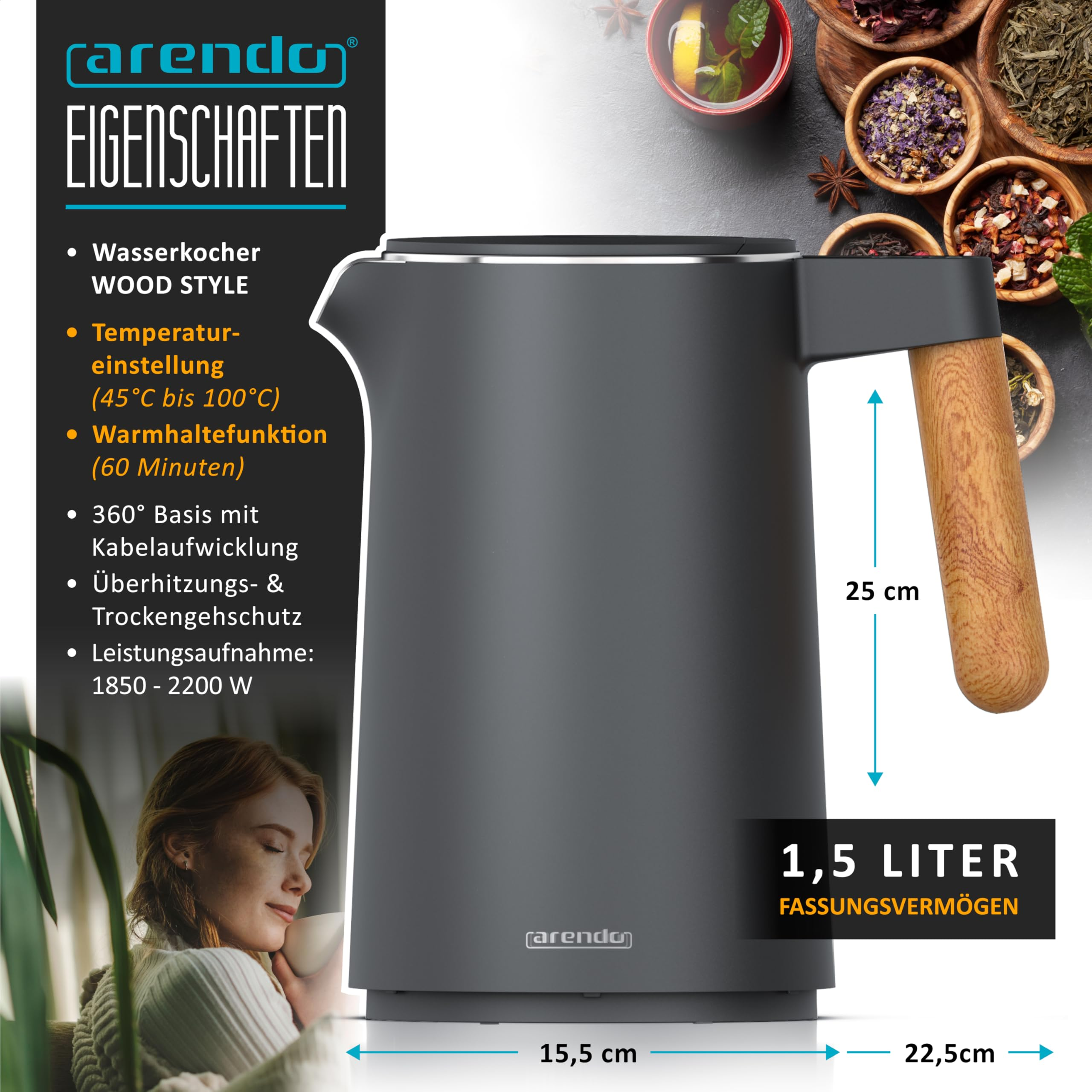 Grauer Arendo Wasserkocher mit Holzgriff, Abmessungen, Teeschalen im Hintergrund und Frau beim Teetrinken.