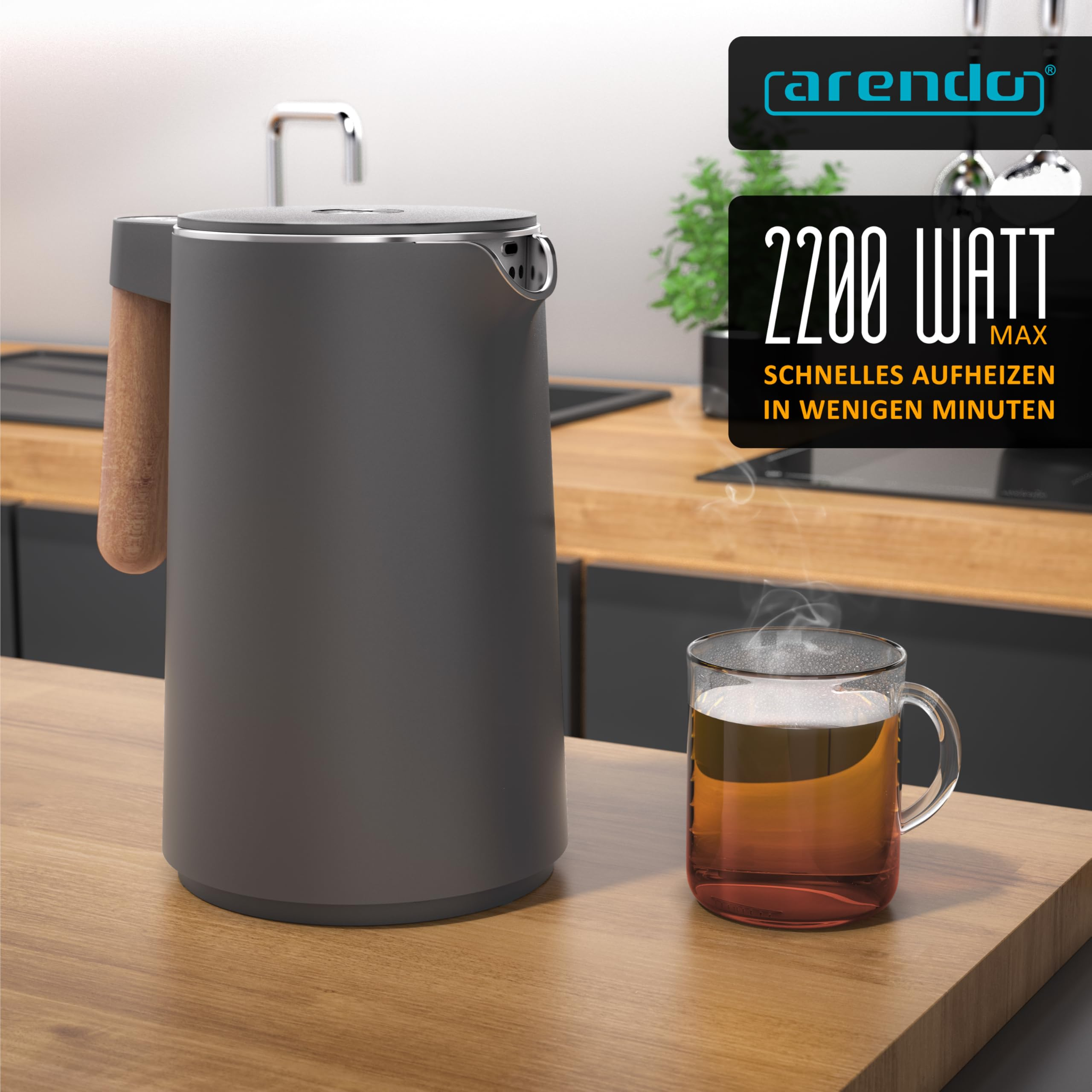Grauer Arendo Wasserkocher mit Holzgriff und eine Tasse Tee auf einer Küchenarbeitsplatte.