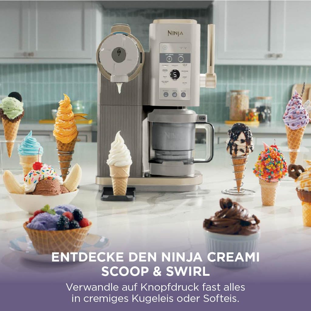 Eine Ninja-Eismaschine steht umgeben von verschiedenen Eistüten und Schüsseln auf einer weißen Küchentheke.